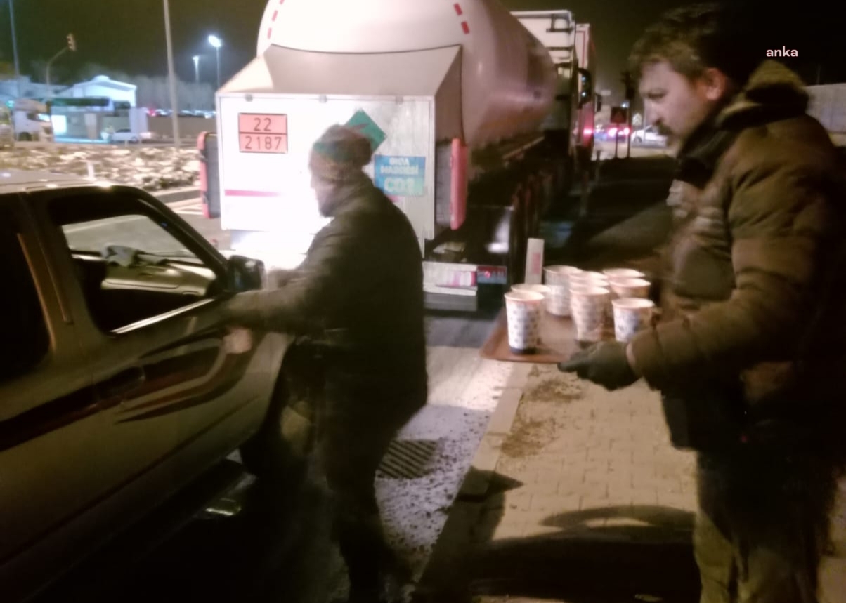 Kırşehir Belediyesi'nden şehirlerarası yolda bekleyen araçlara çorba ikramı
