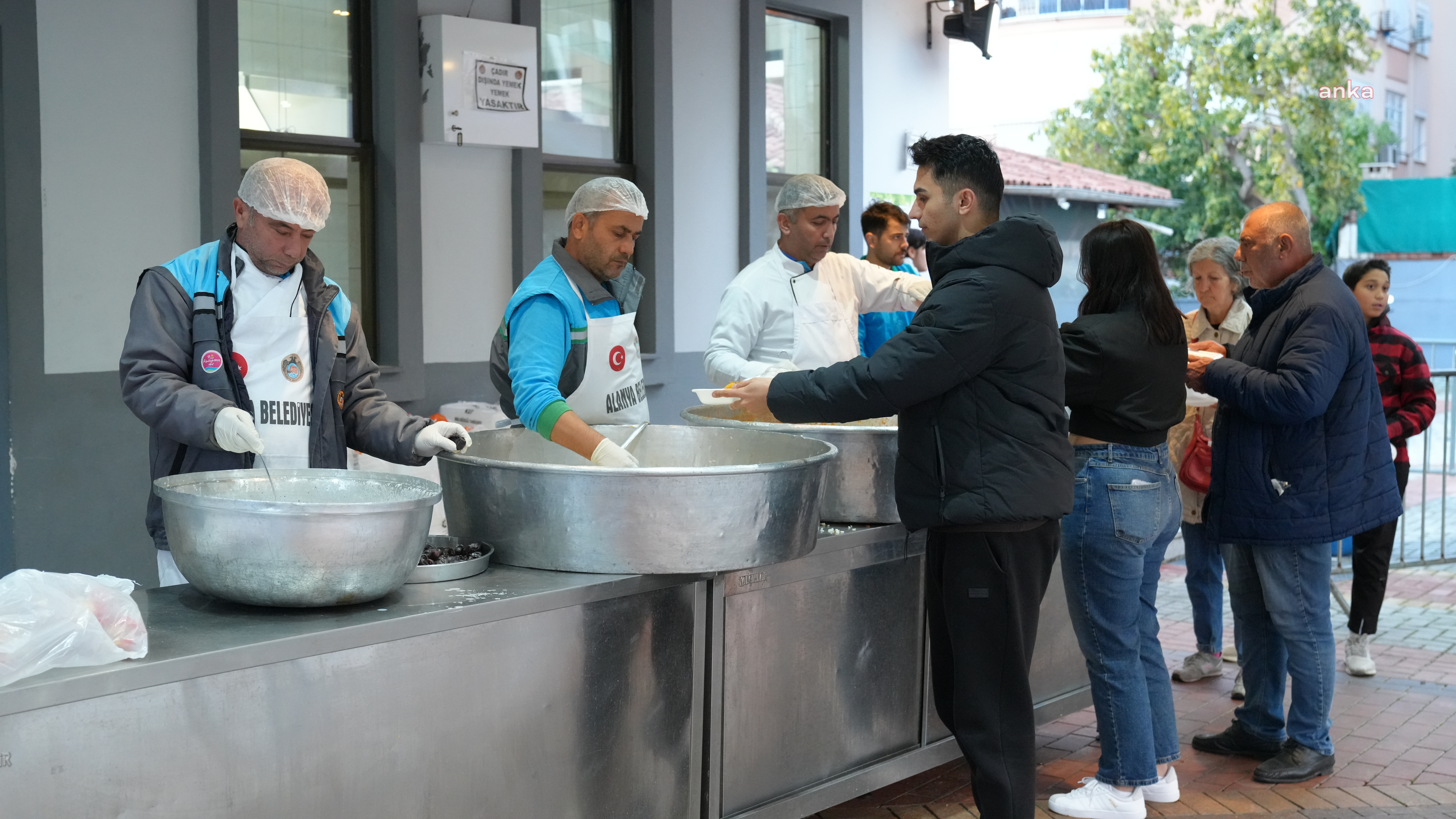 Alanya’da üç noktada günde 3 bin kişiye iftar sofrası