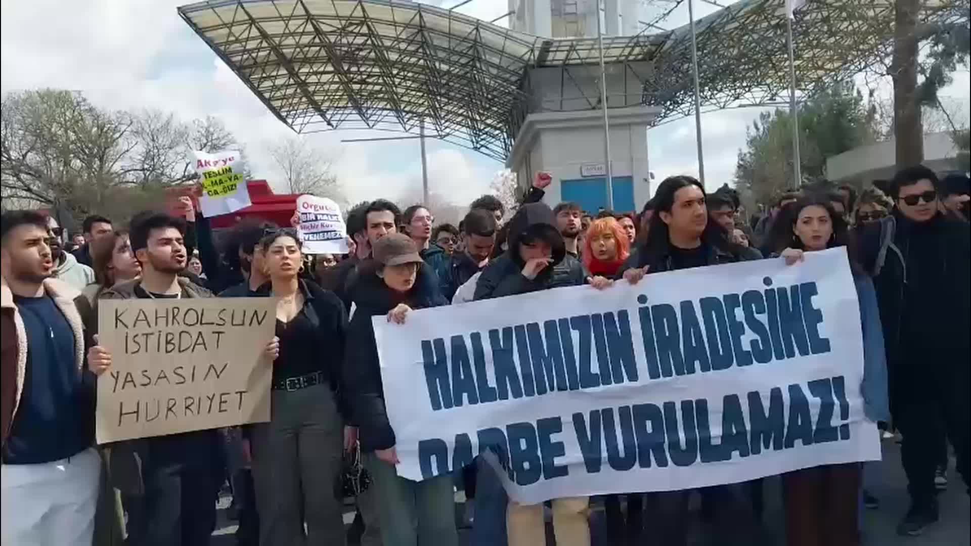 Dokuz Eylül Üniversitesi öğrencilerinden ‘Ekrem İmamoğlu’ protestosu
