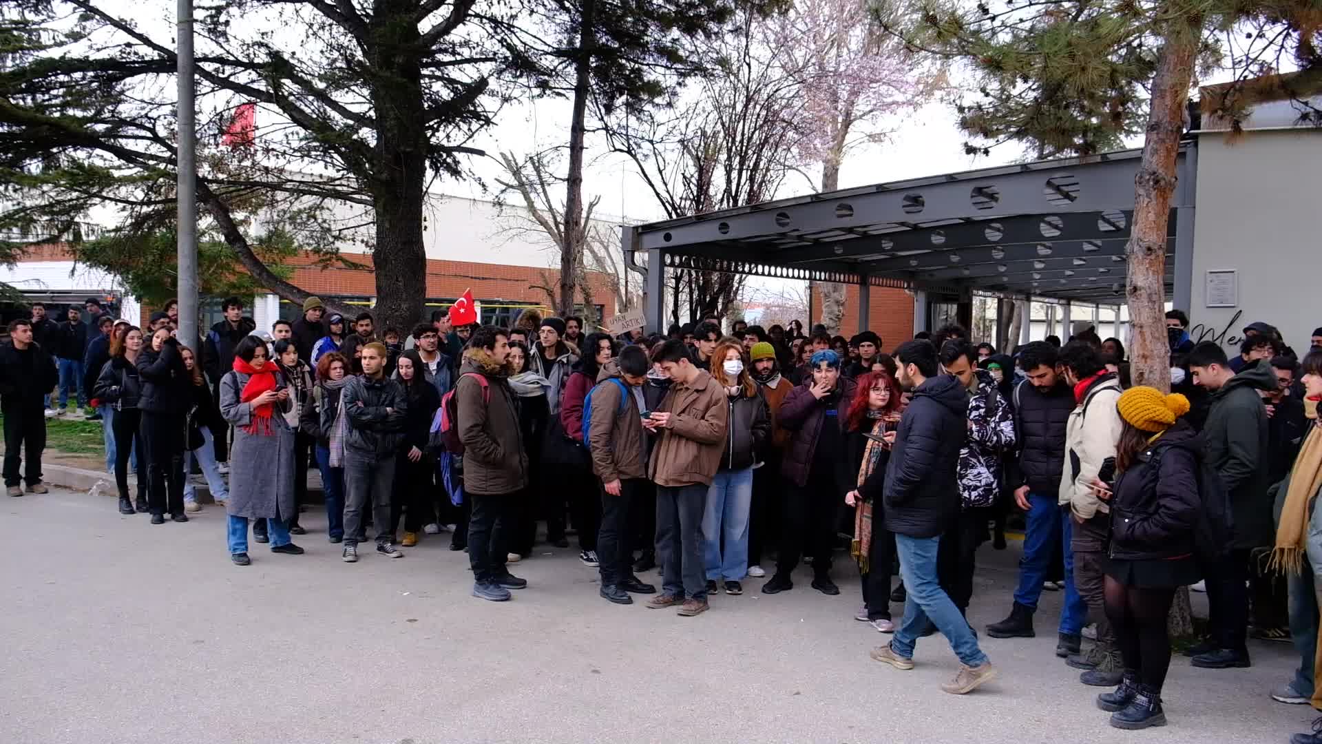Eskişehir’de öğrenciler, Ekrem İmamoğlu’nun gözaltına alınmasını protesto etmek için yürüdü