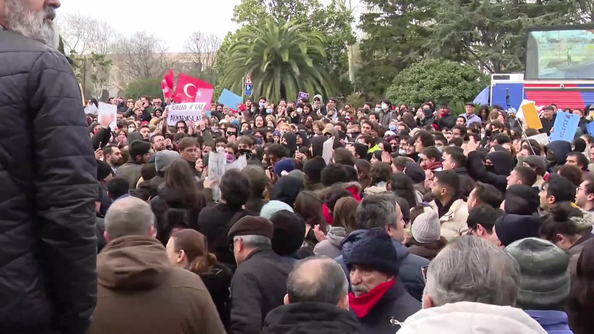 Tanju Özcan, Saraçhane'ye yürüyen öğrencileri dinledi: “Ünvanları bir kenara bırakıp sokakta siyaset yapmamız lazım. İnceldiği yerden kopsun artık, yeter”