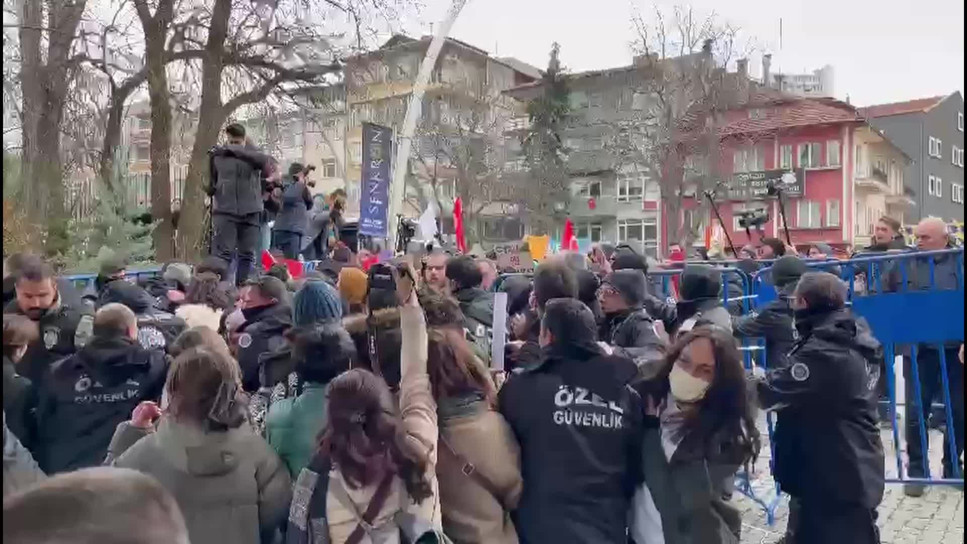 Ankara Üniversitesi öğrencileri, Tandoğan Kampüsü’nde eylem yapıyor: "İstanbul'dan, ODTÜ'ye sıçrayan ateşi Ankara Üniversitesi'nde yükseltiyoruz"