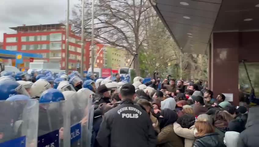 Ankara Üniversitesi öğrencilerinin Tandoğan'daki eylemi sürüyor: Bir öğrenci gözaltına alındı, öğrencilerin Güvenpark'a gitmesine izin verilmiyor