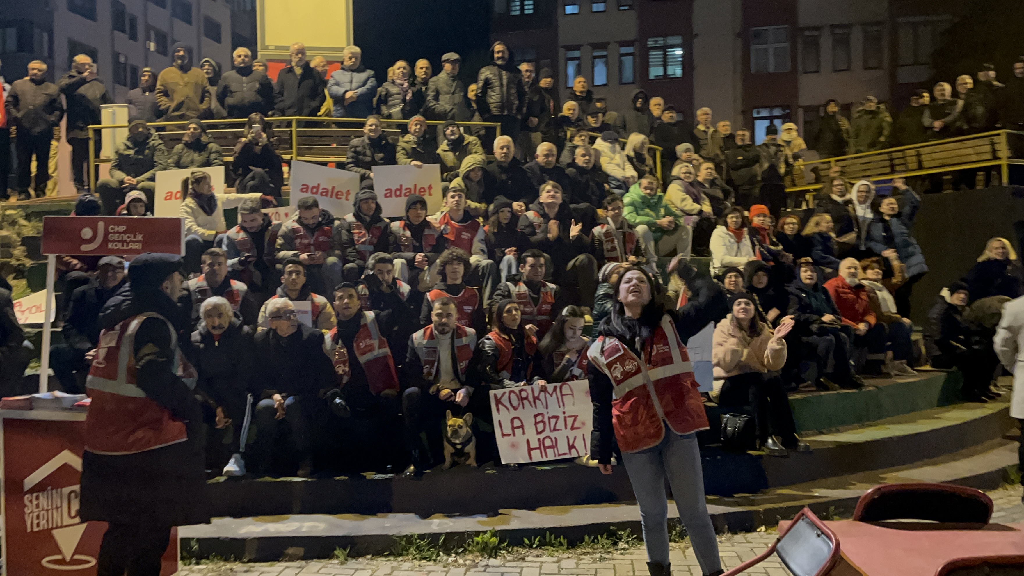 Ekrem İmamoğlu'nun gözaltına alınması Karabük'te oturma eylemi yapılarak protesto edildi