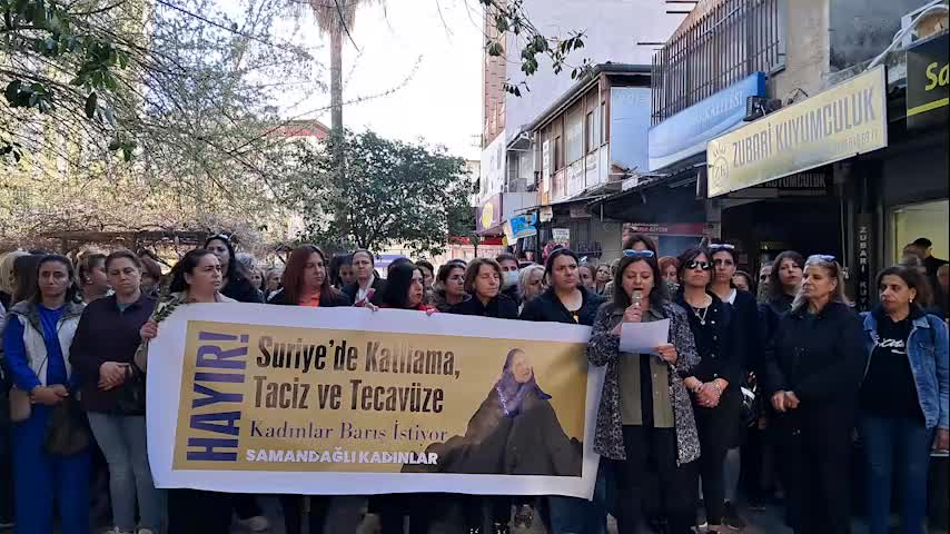 Samandağlı kadınlar Suriyeli kadınlar için yürüdü: “Suriye’de Alevi kadınlar kırımla karşı karşıya, dünya kamuoyu ise sessiz”