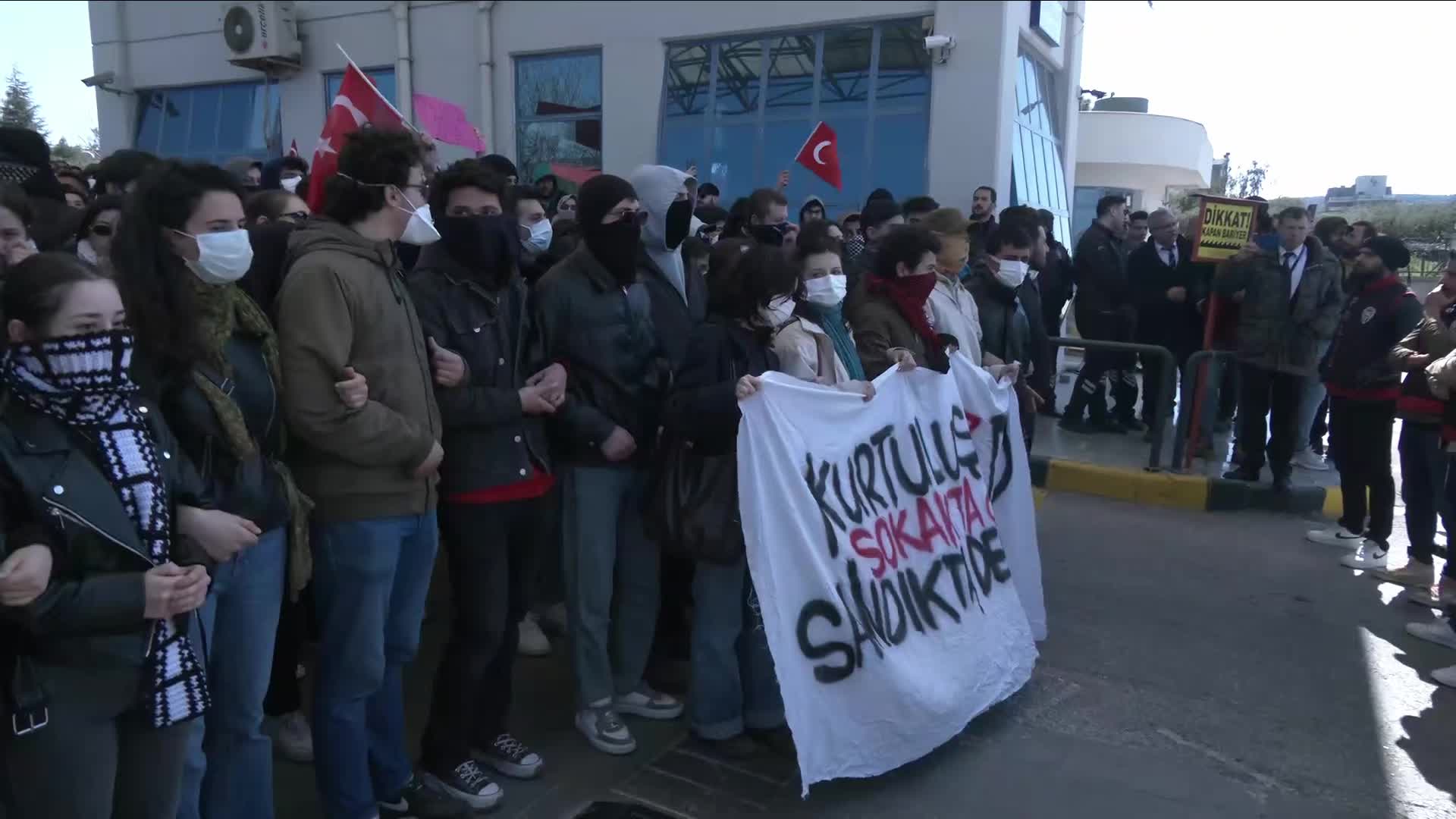 Dokuz Eylül Üniversitesi öğrencilerine polisten sert müdahale: 1 öğrenci yaralandı 10 öğrenci gözaltına alındı