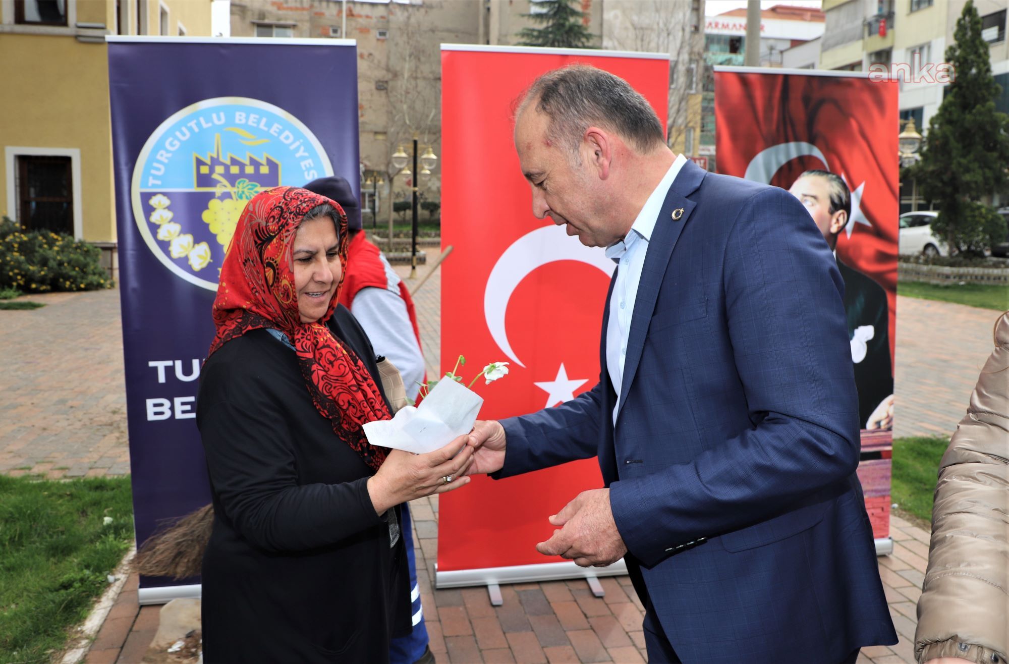 TURGUTLU BELEDİYE BAŞKANI AKIN: "TÜRK KADINI GELECEĞİMİZE IŞIK OLMAKTADIR"