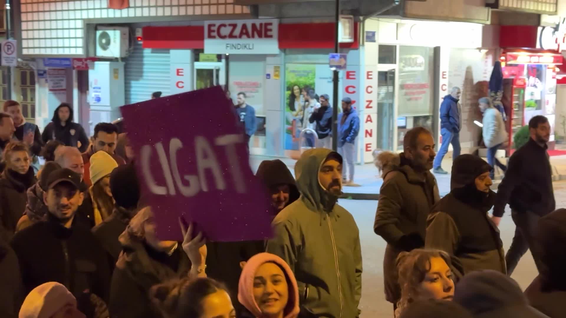 Erdoğan’ın memleketi Rize'de halk sokakları terk etmiyor Fındıklı halkı iktidara böyle seslendi: “Sokak özgürlüktür çözüm sokakta”