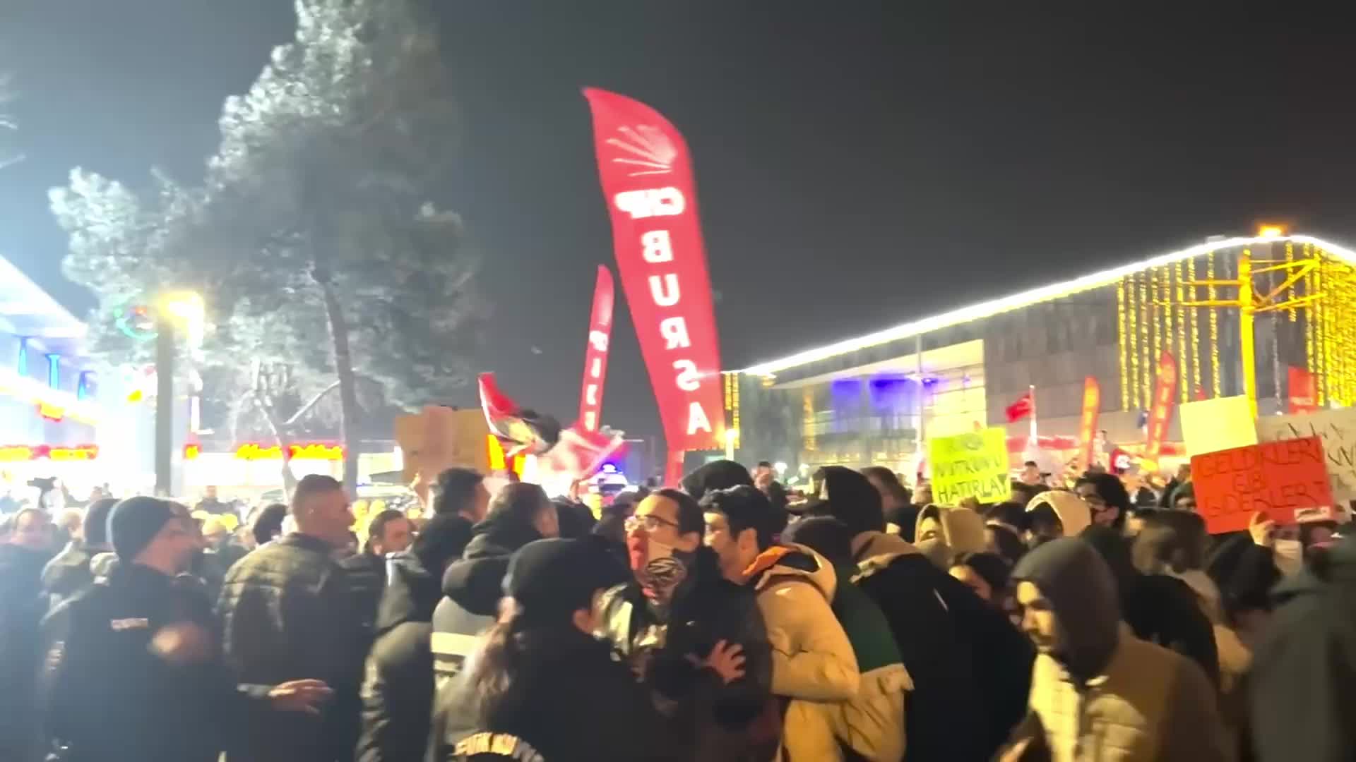 Bursa’da binlerce kişi polis barikatını aşarak yürüdü