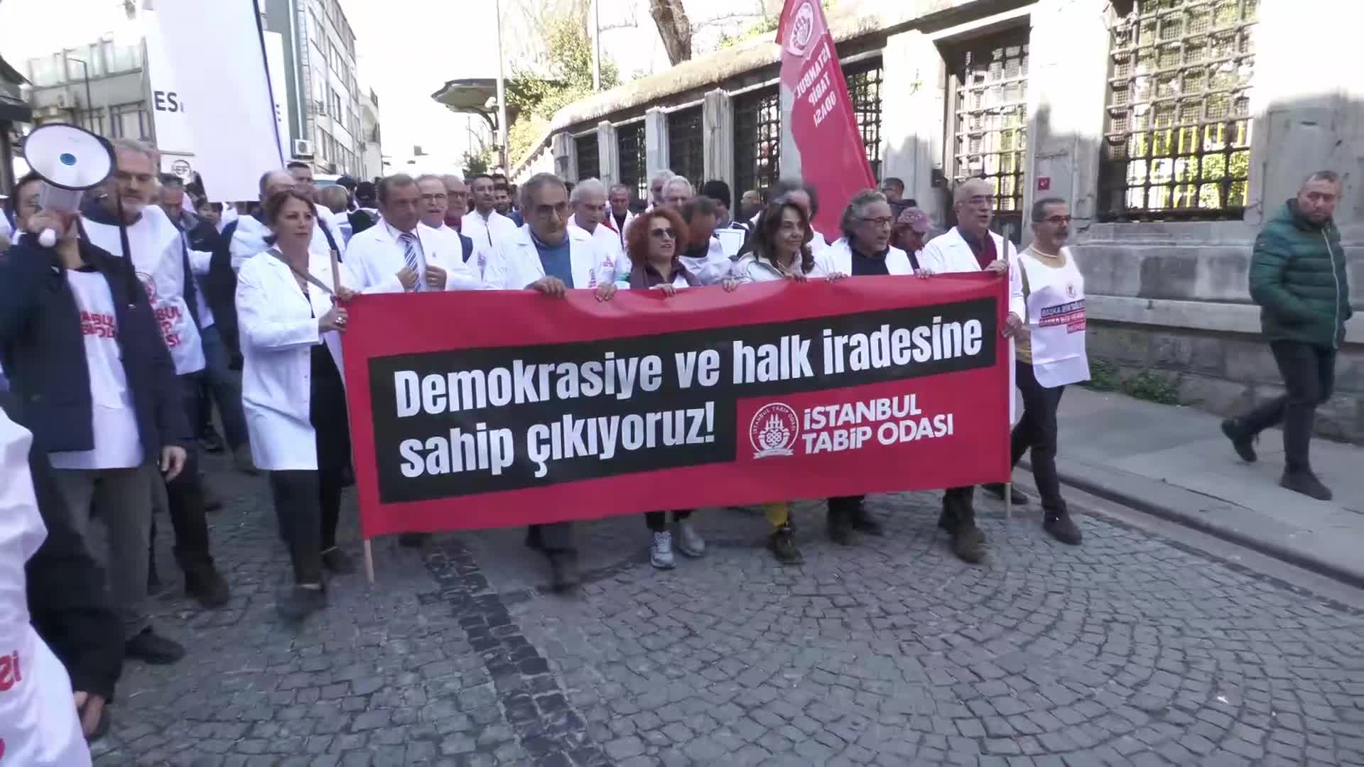 İstanbul'da hekimler ve eczacılar beyaz önlükleriyle Saraçhane’ye yürüdü...