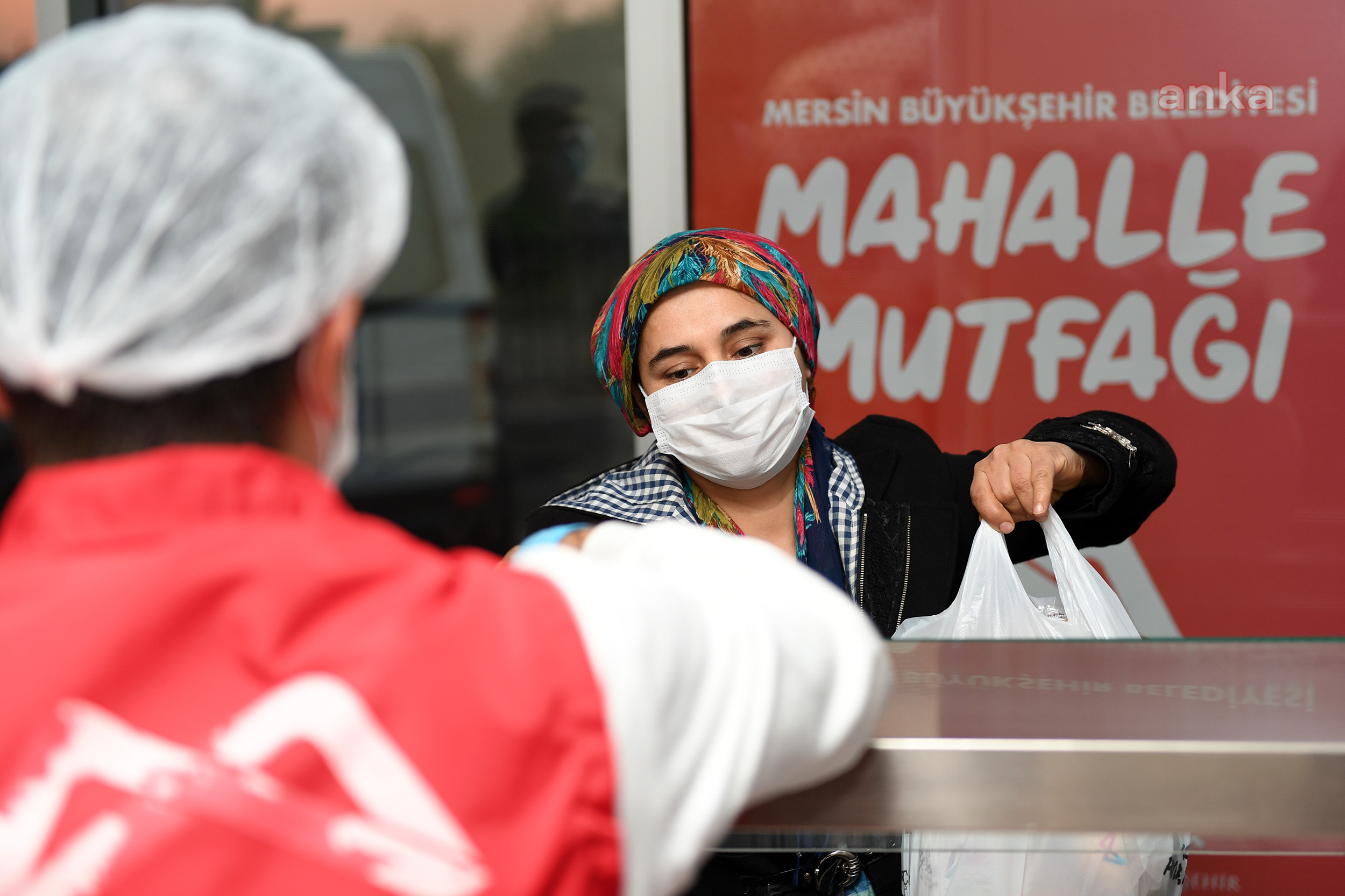 MERSİN BÜYÜKŞEHİR’İN MAHALLE MUTFAKLARINDA 3 ÇEŞİT YEMEK YALNIZCA 3 TL