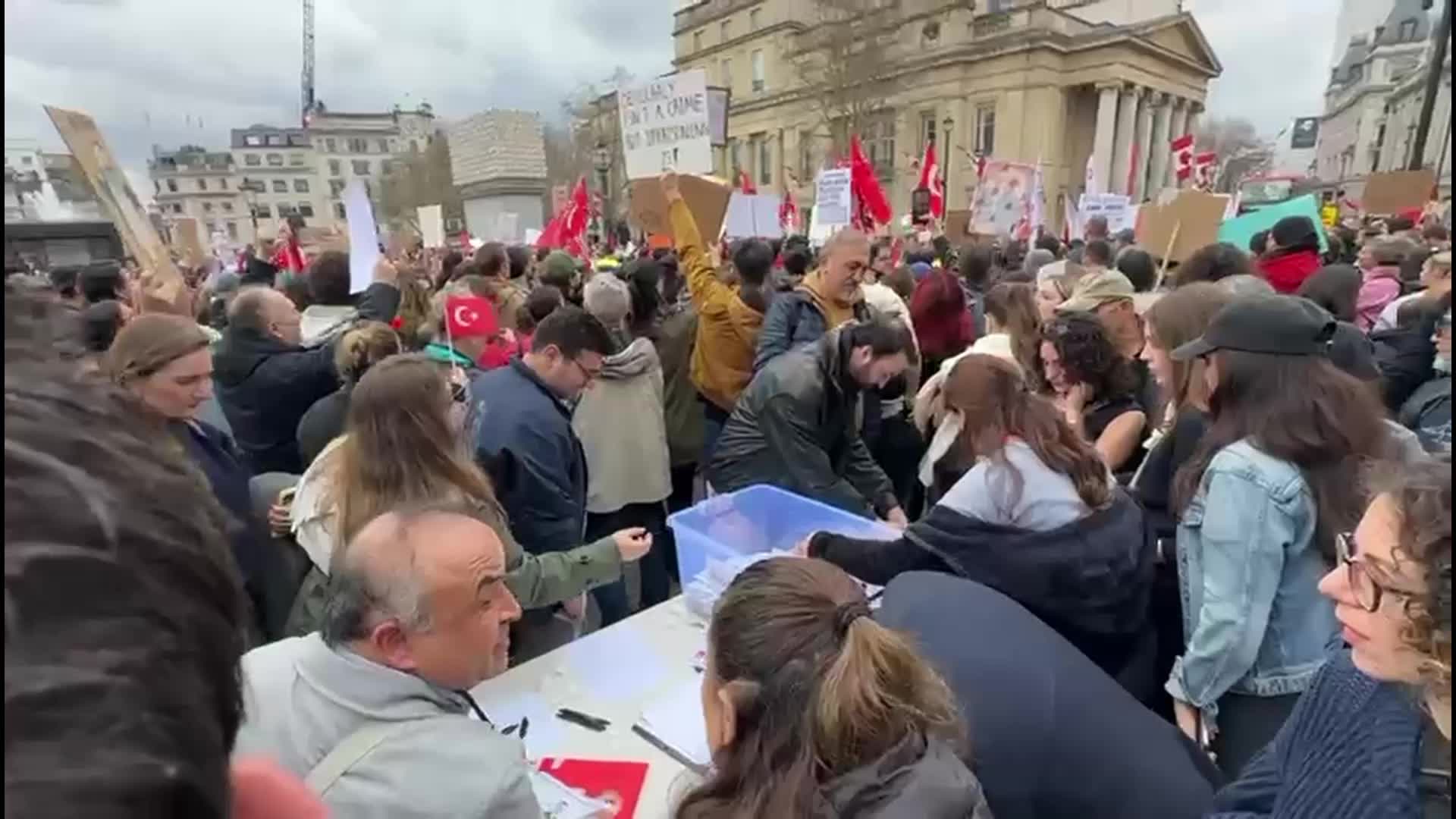 Londra’da İmamoğlu’nun gözaltına alınması protesto edildi; gurbetçiler, İmamoğlu'na destek sandığı kurdu