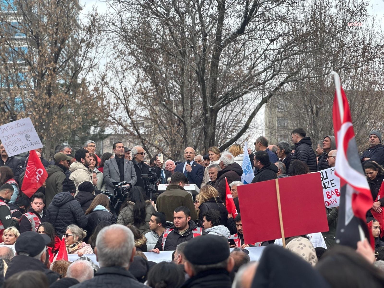 Kayseri'de İmamoğlu protestosu... CHP’li Aşkın Genç: “Ne yaparlarsa yapsın korkmayacağız, sinmeyeceğiz, bir adım geri atmayacağız”