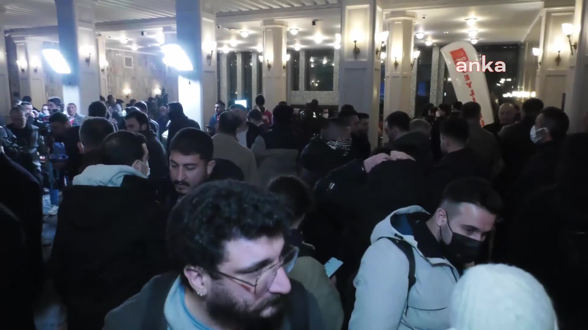Saraçhane'de polis müdahalesi...Özgür Çelik: "Sırf bu kalabalığı dağıtmak için insanların üzerine biber gazı sıktılar ve yaraladılar"
