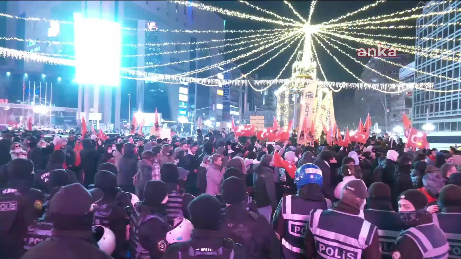 Ekrem İmamoğlu'nun gözaltına alınması Ankara'da protesto edildi... Polis göstericilere müdahalede bulundu
