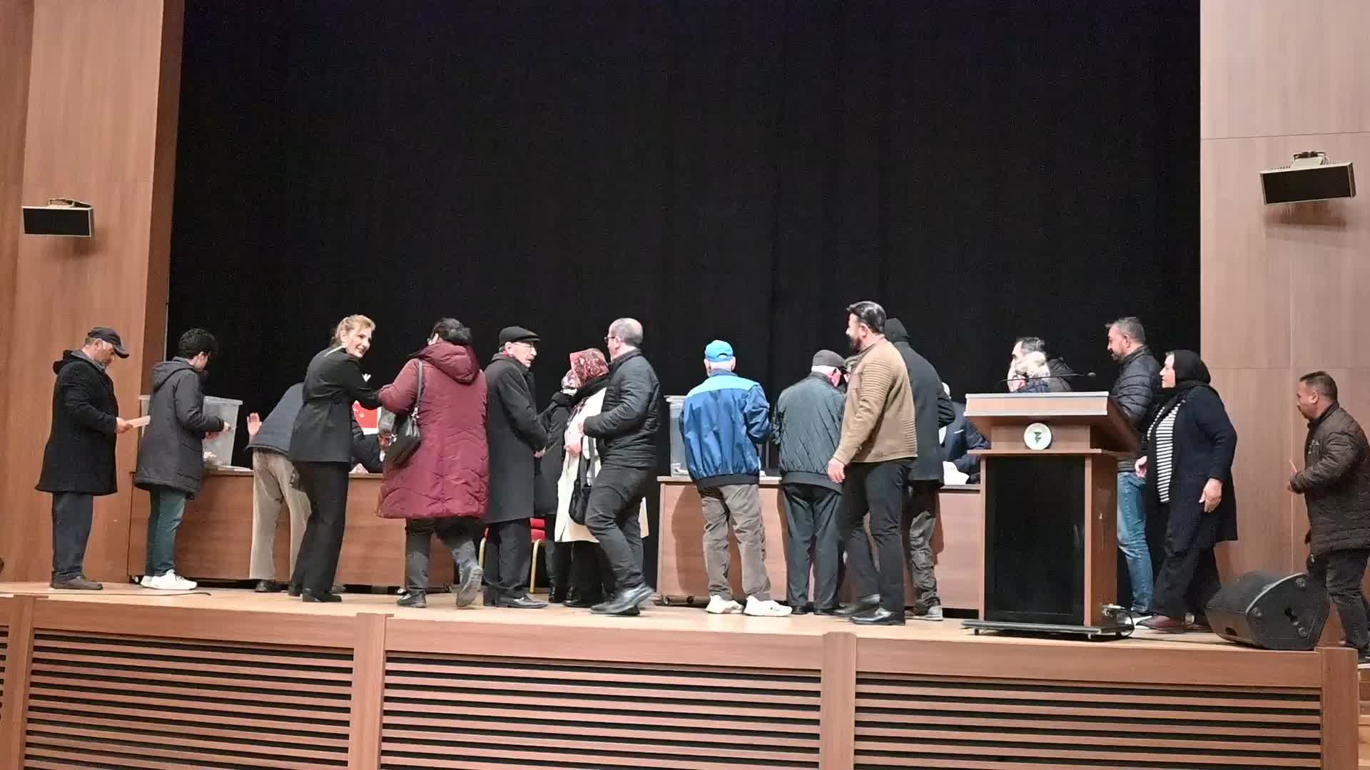 Ankara'da toplu ulaşım araçlarında unutulan binbir çeşit eşya... Traş makinasından işitme cihazına, pusetten aile cüzdanına bin 932 eşya bulundu