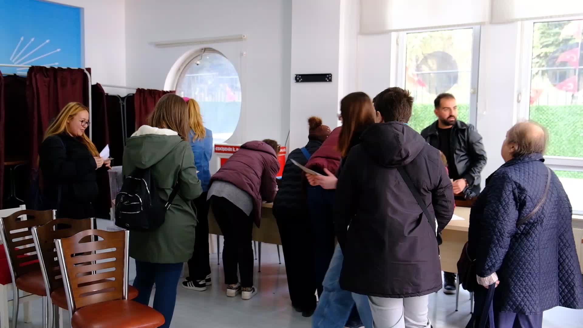 CHP Cumhurbaşkanı adaylığı önseçimi... Eskişehir'de 93 yaşındaki vatandaş bastonuyla oy kullandı