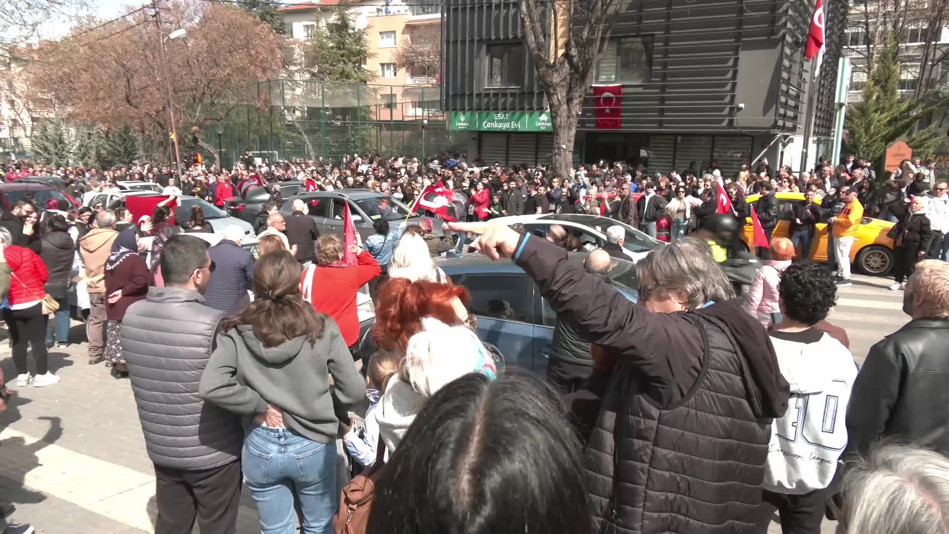 Ankara’da CHP’nin Cumhurbaşkanı adaylığı ön seçimine yoğun katılım... Oy kullanan 85 yaşındaki kadın gözyaşlarını tutamadı