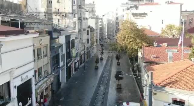 SOKAĞA ÇIKMA YASAĞININ ARDINDAN TAKSİM’DE SESSİZLİK HAKİM