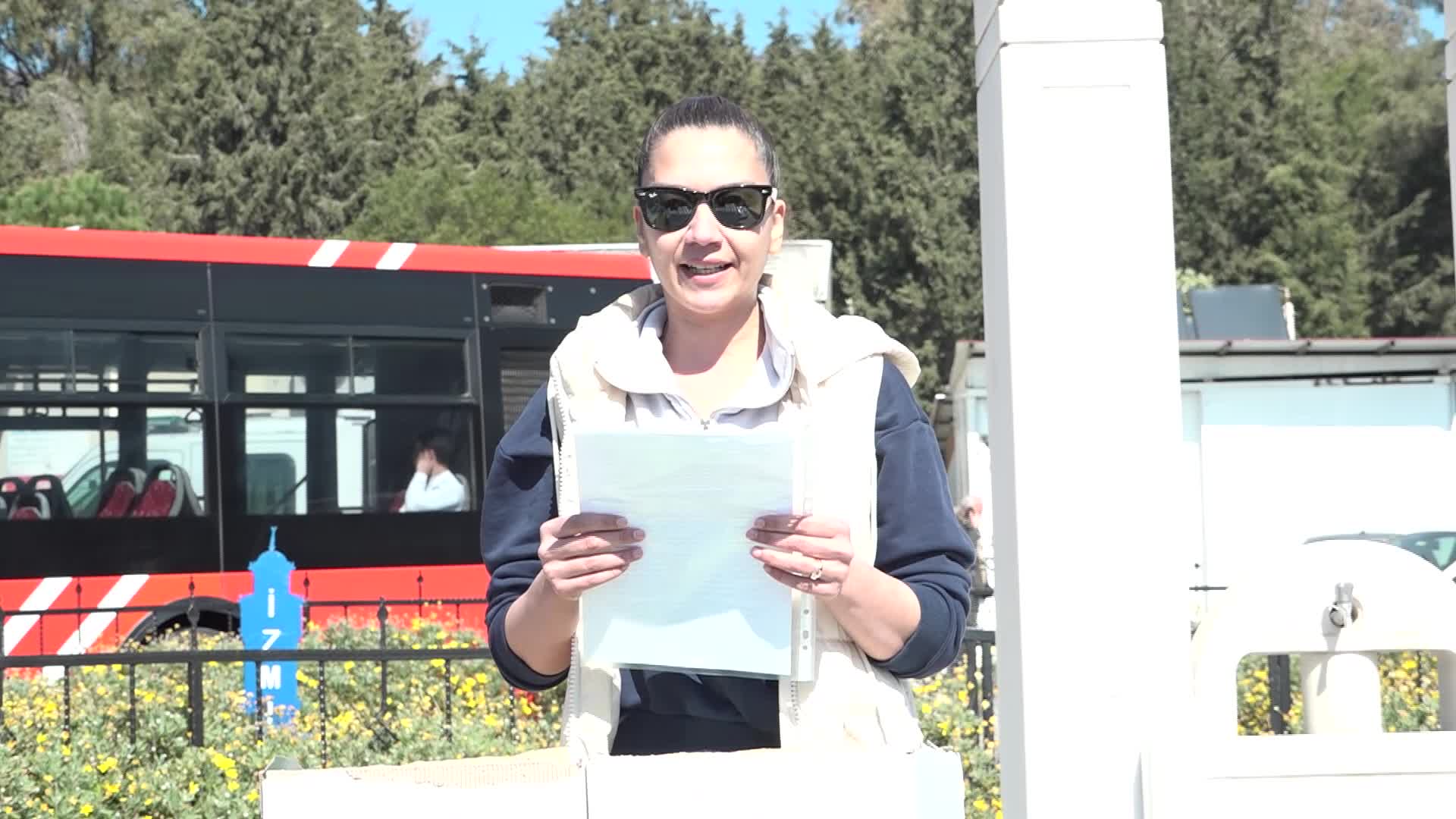 İzmir Büyükşehir Belediye Başkanı Tugay, vatandaşlar ile birlikte mezarlıkta çevre temizliği yaptı
