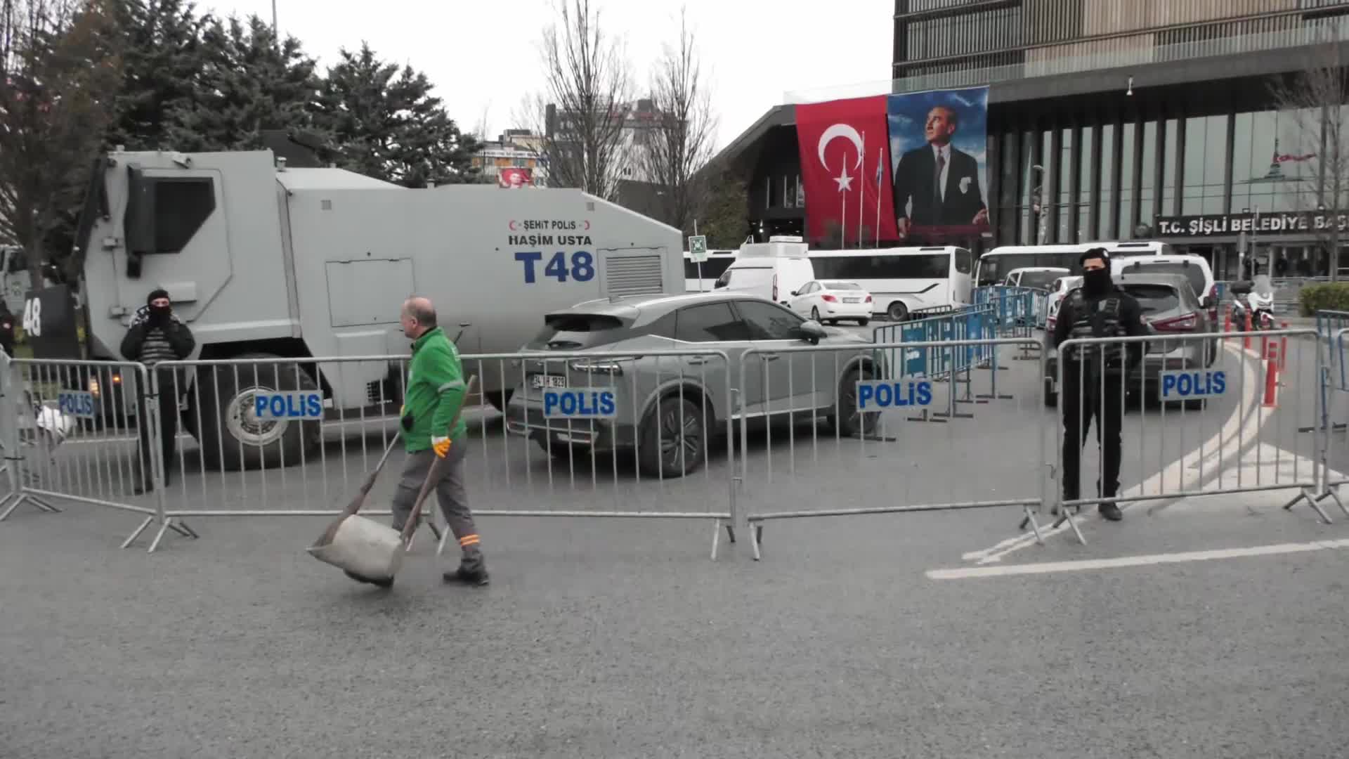 Şişli Belediyesi'ne kayyum polis eşliğinde geldi...