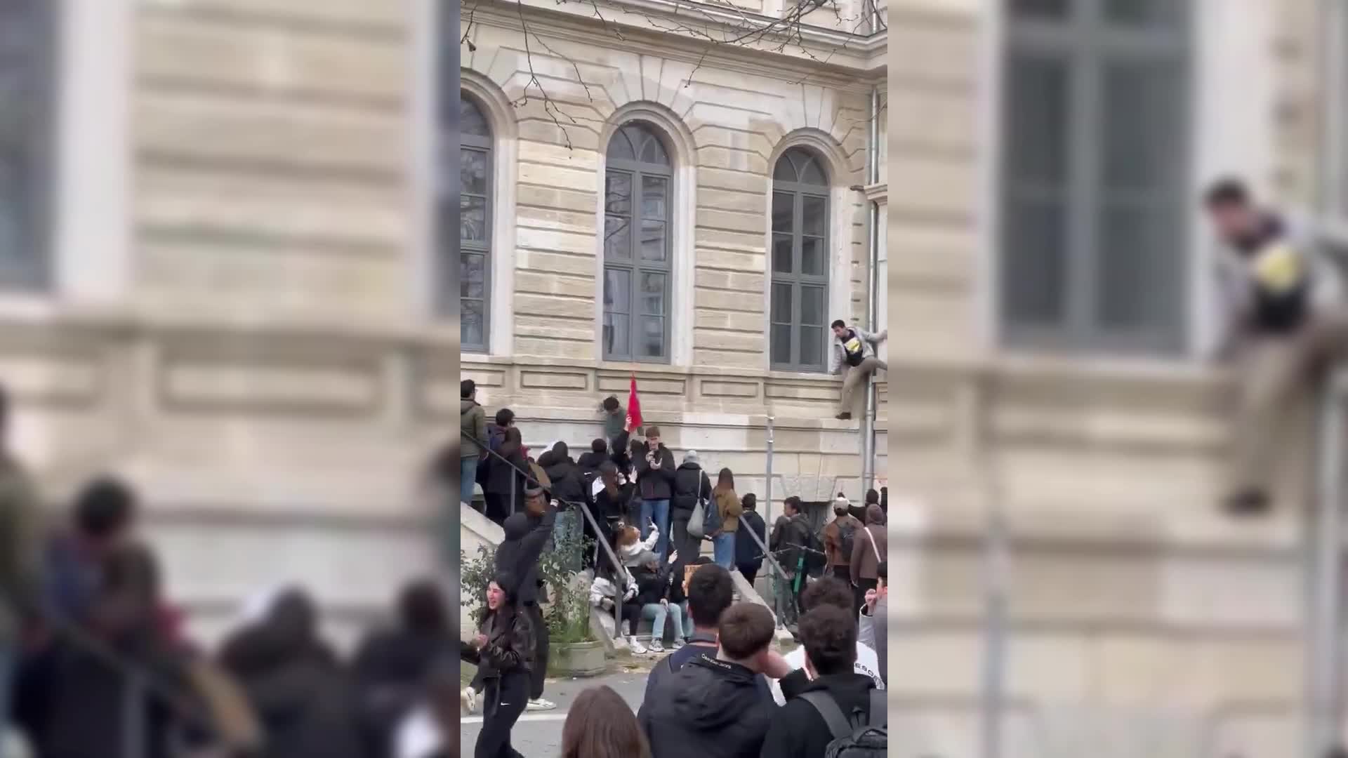 İTÜ'de öğrenciler dersleri boykot ediyor... Boykota katılımın önüne geçmek isteyen güvenlik görevlileri fakülte kapısını kilitledi, öğrenciler camdan çıktı