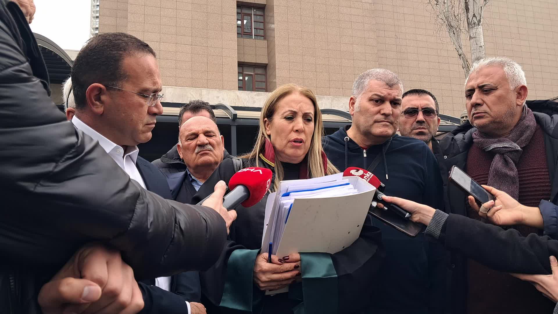 İzmir'de 2 kişinin elektrik akımına kapılarak ölmesine ilişkin dava... Müdahil Deniz'in ailesinin avukatı Sarıçiçek: "Özge Ceren Deniz'in mazgalın altındaki çıplak elektrik kablosu temasından öldüğü tespit edildi"