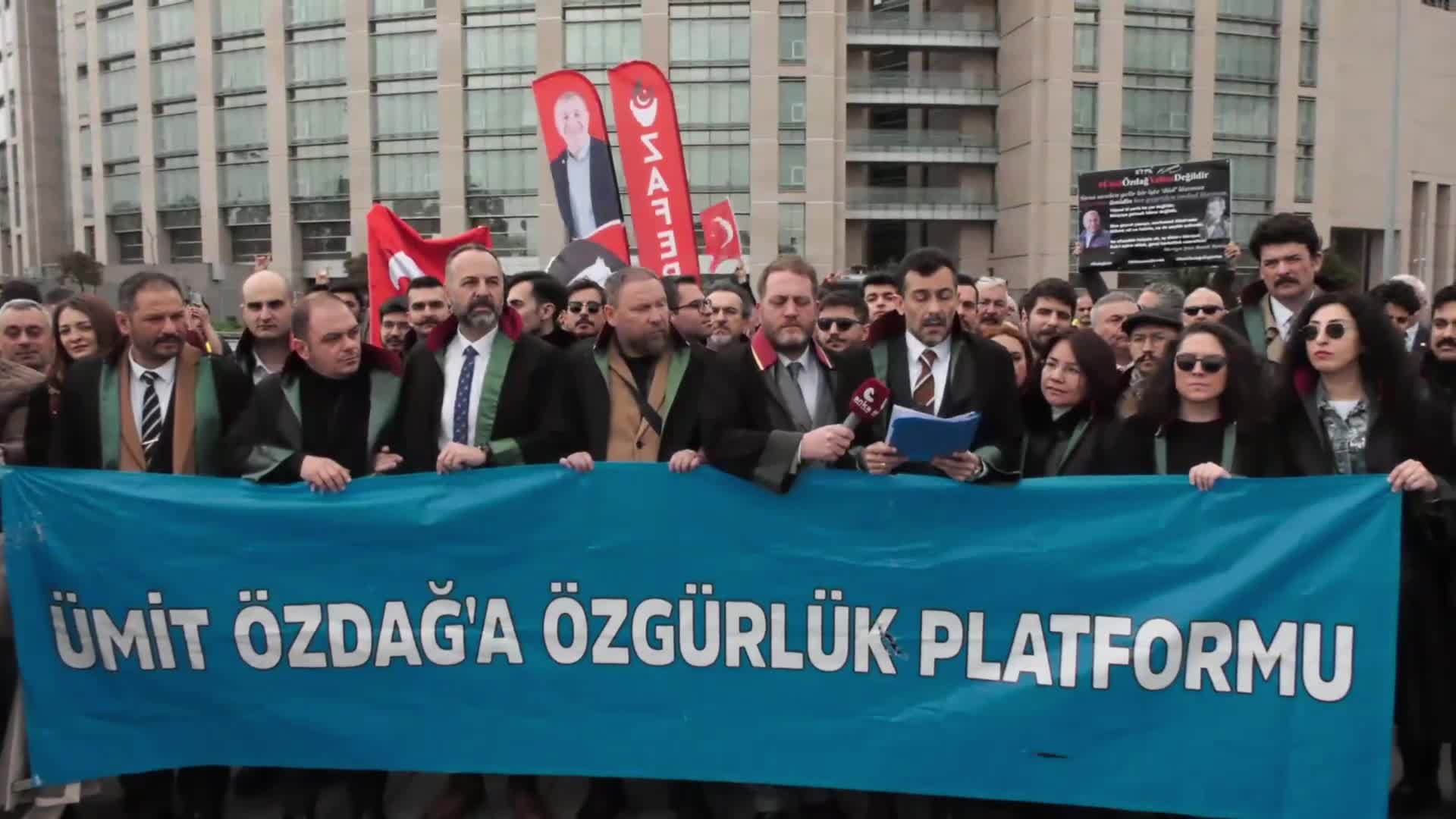 Ümit Özdağ’ın avukatı Uğur Tarhan adliye önünde açıklama yaptı: "Özdağ'ın iddianamesini yazın bu haksız tutuksuzluğa son verin"