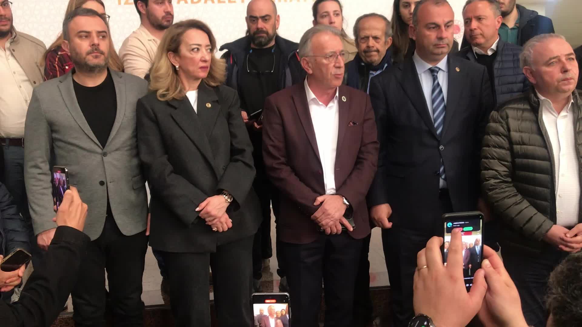 İzmir Barosu Başkanı Sefa Yılmaz: "Adı konulmamış bir 'cadı avı' devam ediyor"
