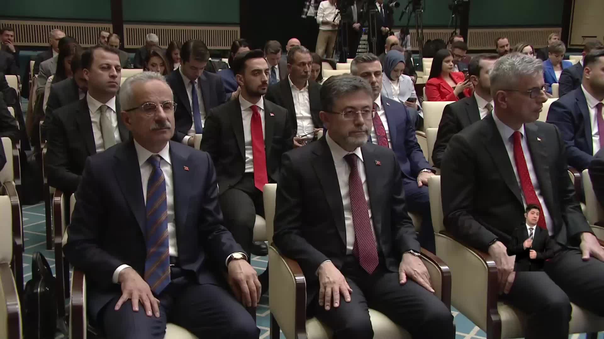 Cumhurbaşkanı Erdoğan: Sokak teröristelerine kucak açanlar polisimizin çocuklara pamuk şeker ikram etmesini dillerine doluyorlar