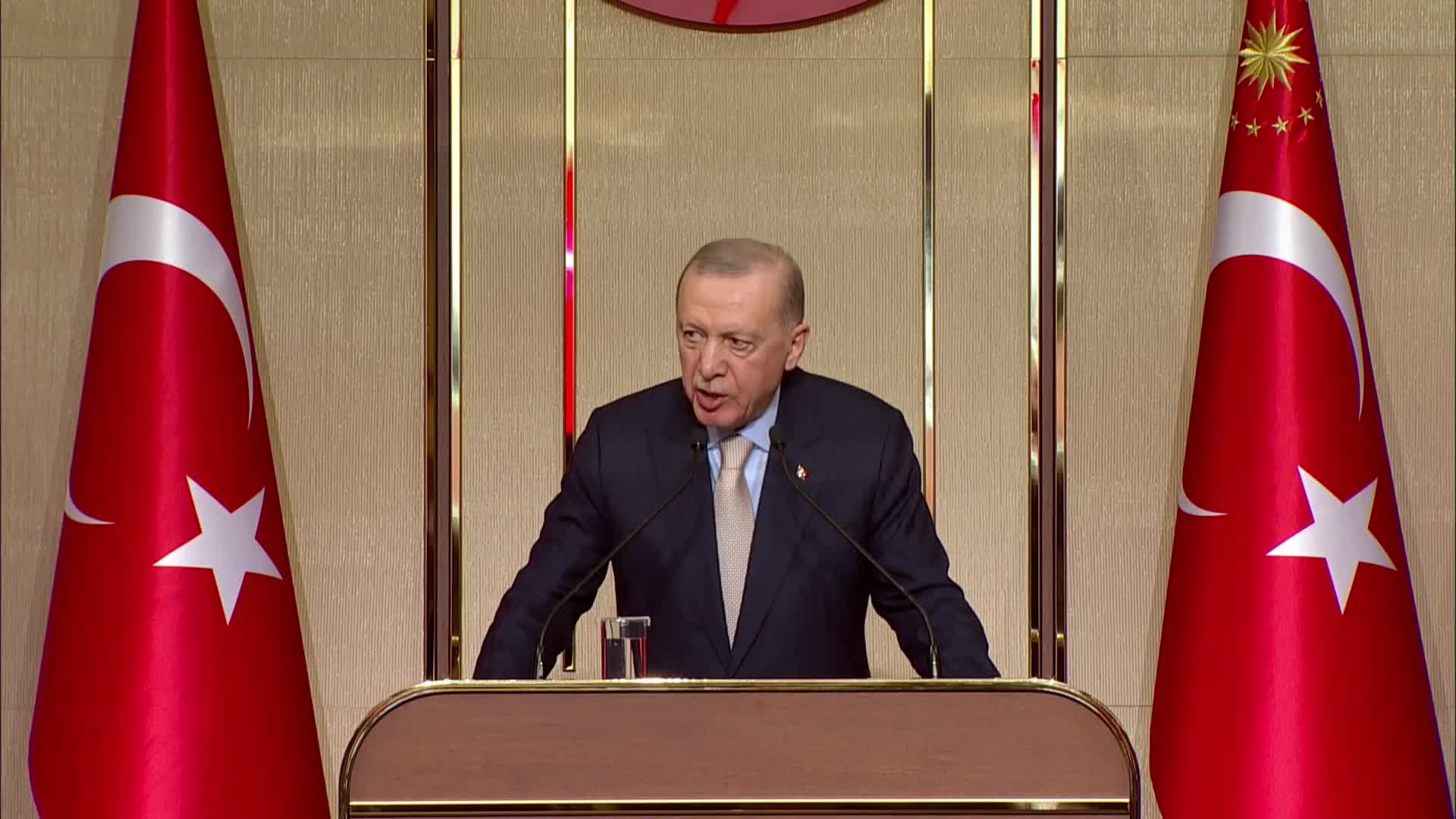 Cumhurbaşkanı Erdoğan: Hiç kimsenin yarınlarımızın güvencesi olan gençlerimizin hayallerini çalmasına, umutlarını karartmasına izin vermeyeceğiz