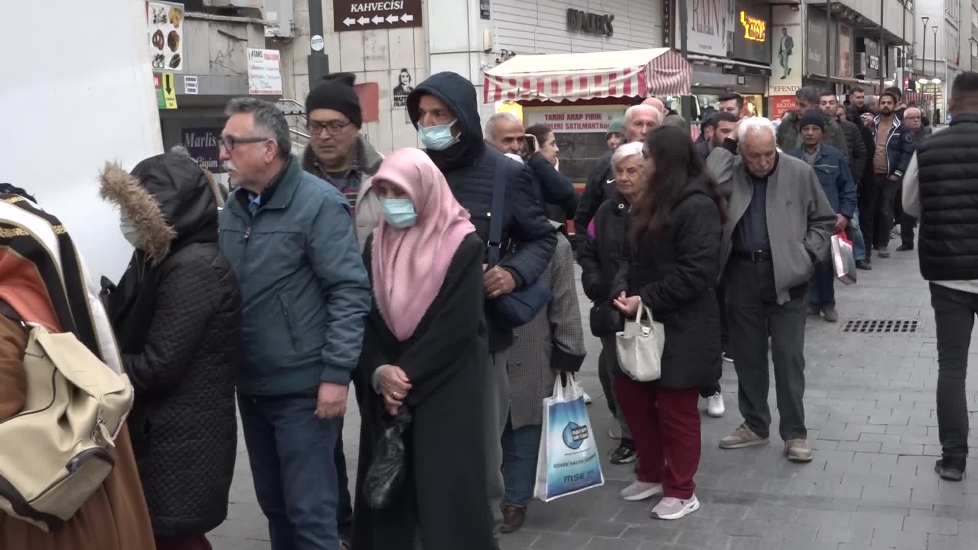 İzmir Büyükşehir Belediyesi'nin Konak'taki iftar buluşması Valiliğin kararıyla iptal edildi, 4 bin kişilik yemek paketlenerek yurttaşlara dağıtıldı