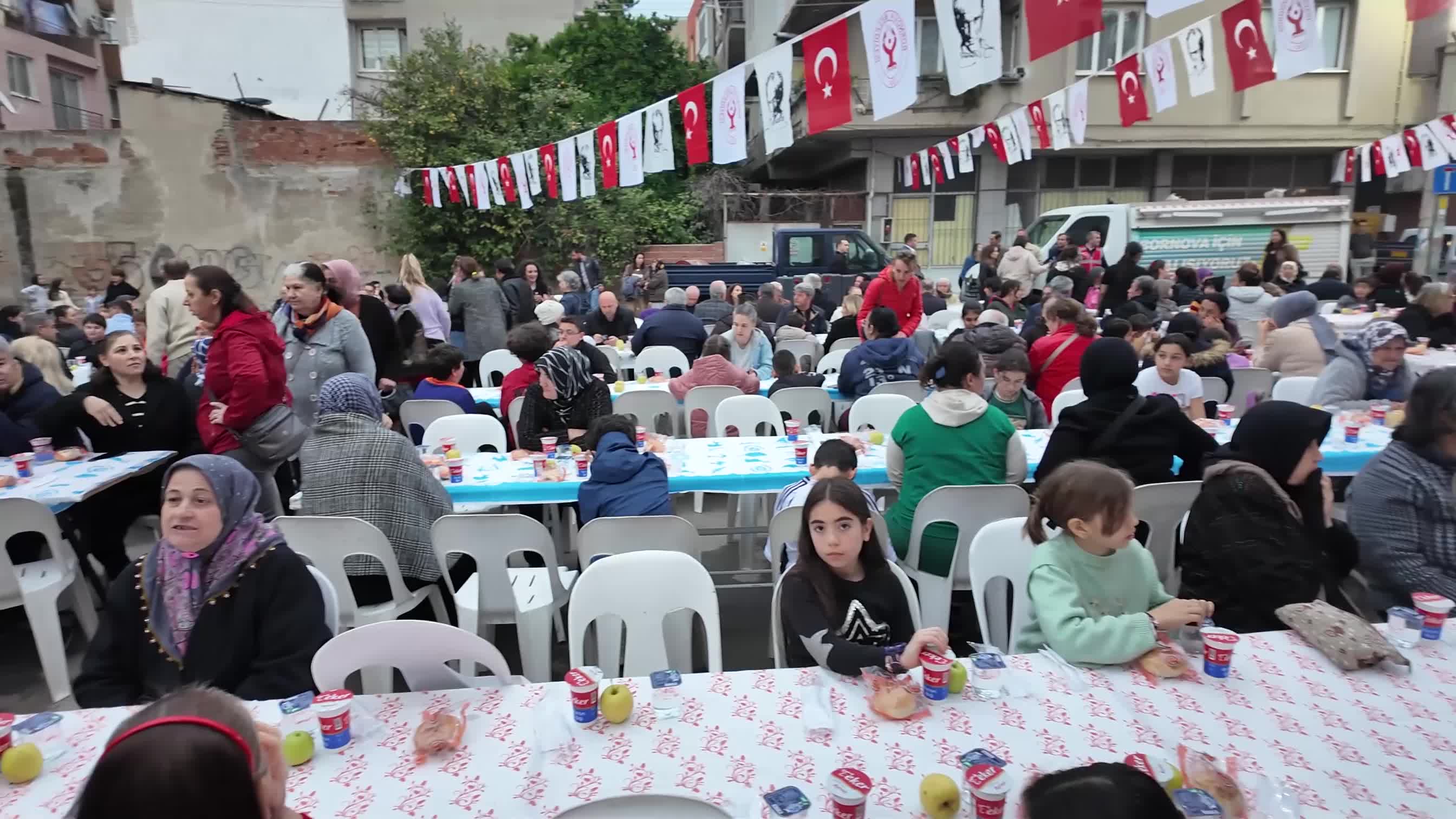 Bornova Belediye Başkanı Eşki, Yeşilova Mahallesi’ndeki iftar programına katıldı