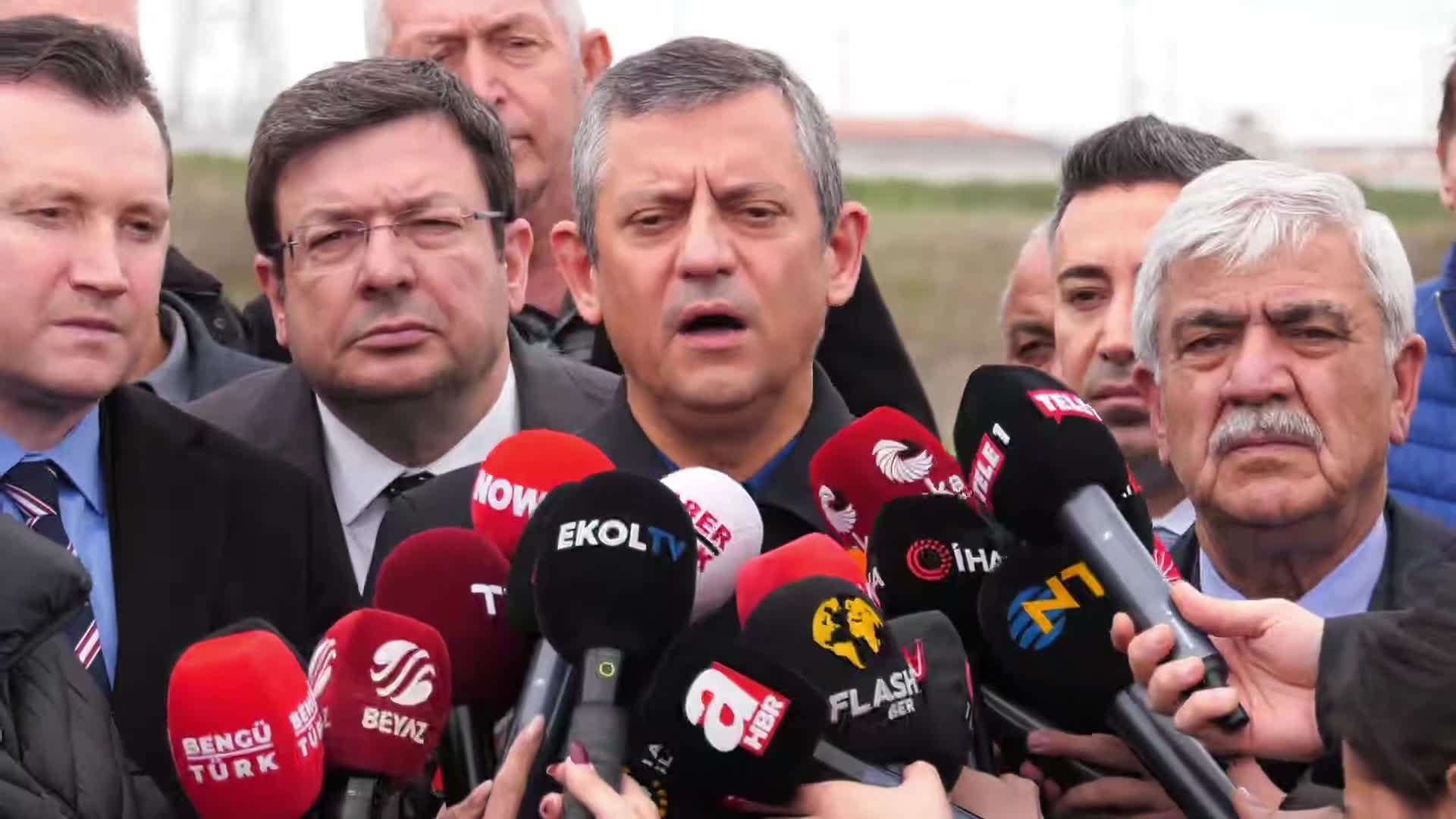 Özgür Özel, Ekrem İmamoğlu'nu ziyaret etti... Özel: "Demokrasi devrimi rüzgarı, Ekrem Bey’in, arkadaşlarımızın arkasındadır"