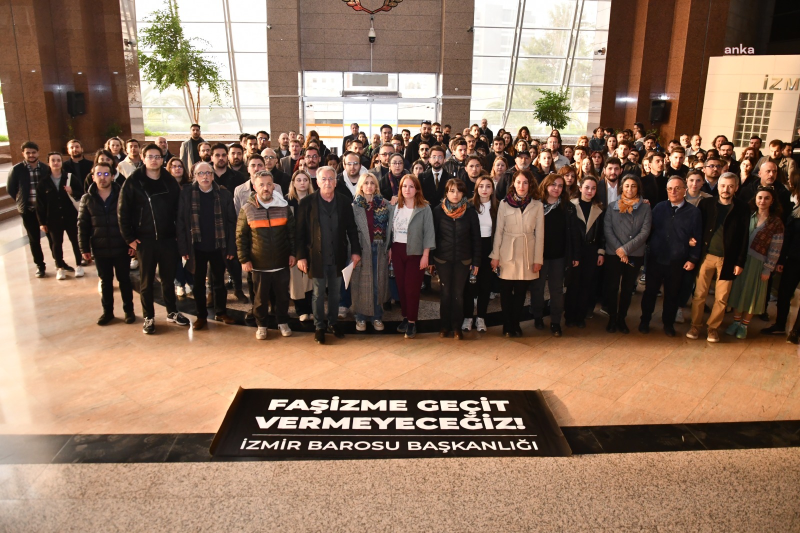 İzmir Barosu’ndan gözaltılara tepki: “Hukukun üstünlüğünü savunmak için buradayız”