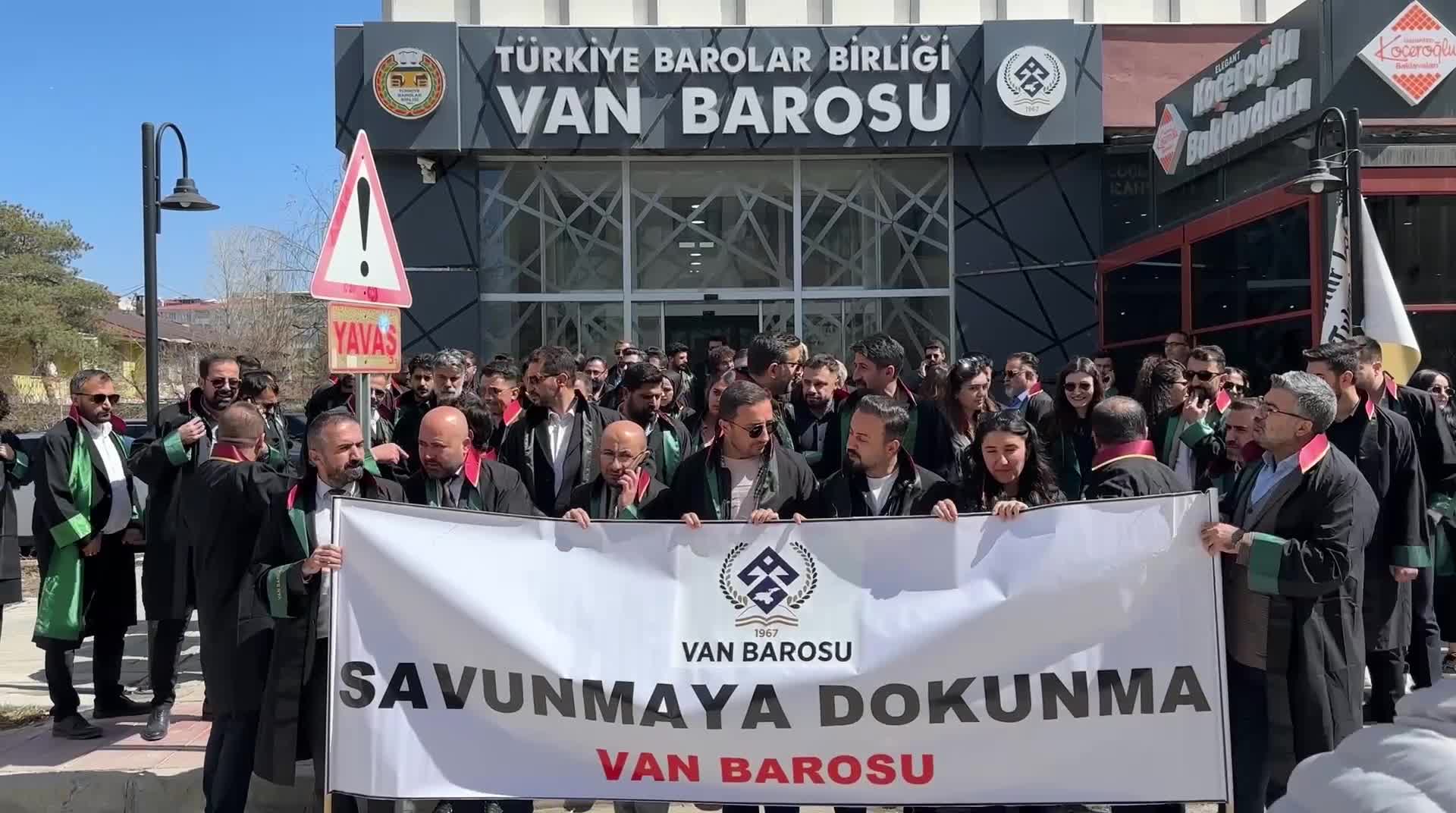 Van'da hukuk örgütleri, İstanbul Barosu yönetimi hakkında verilen karardan geri dönülmesini istedi