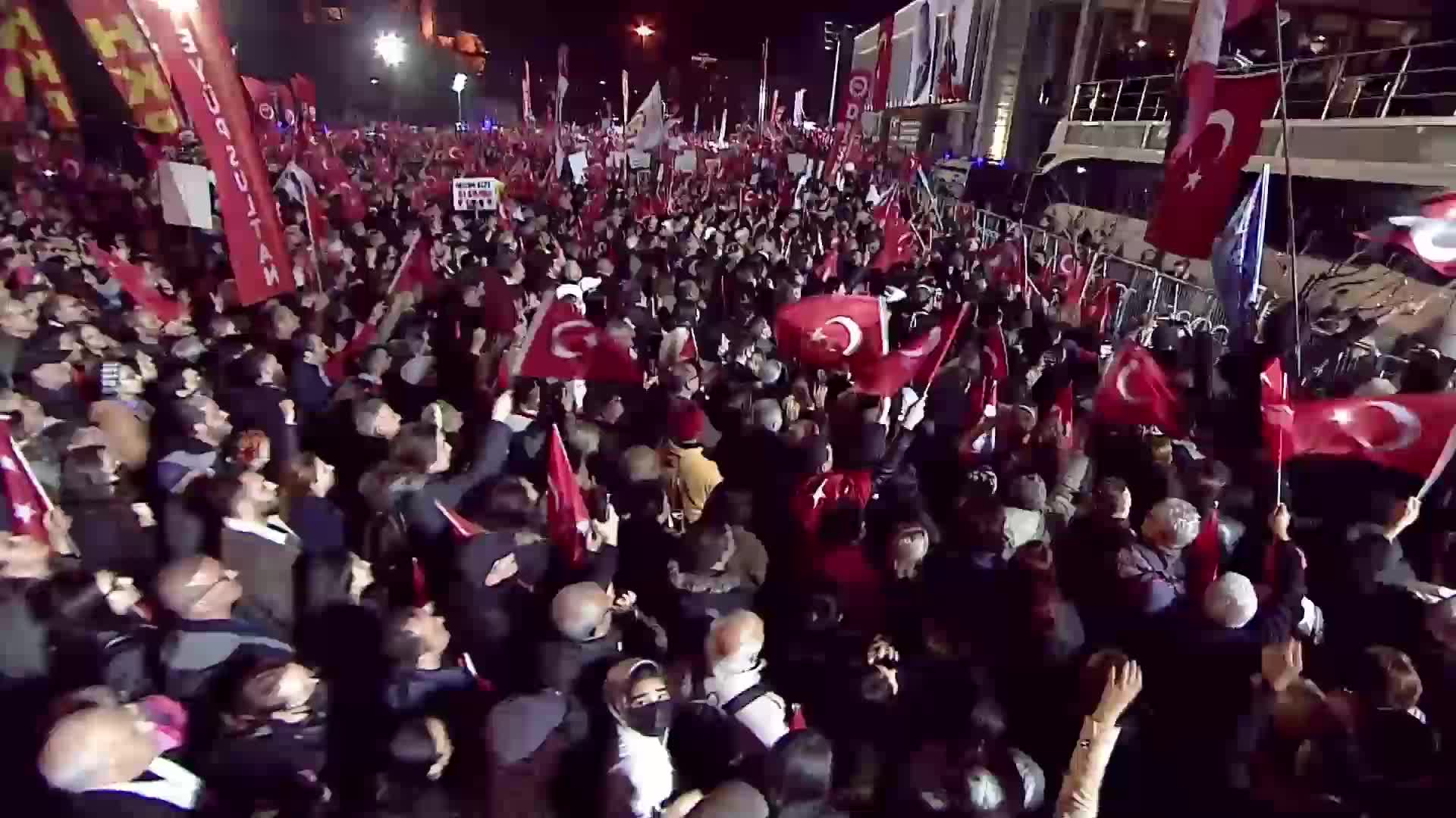 Özgür Özel Saraçhane'de: "Bu iktidar dünyanın en tanınmış metropolünde demokrasi isteyenleri içeri ata ata cezaevlerinde yer bırakmadı"
