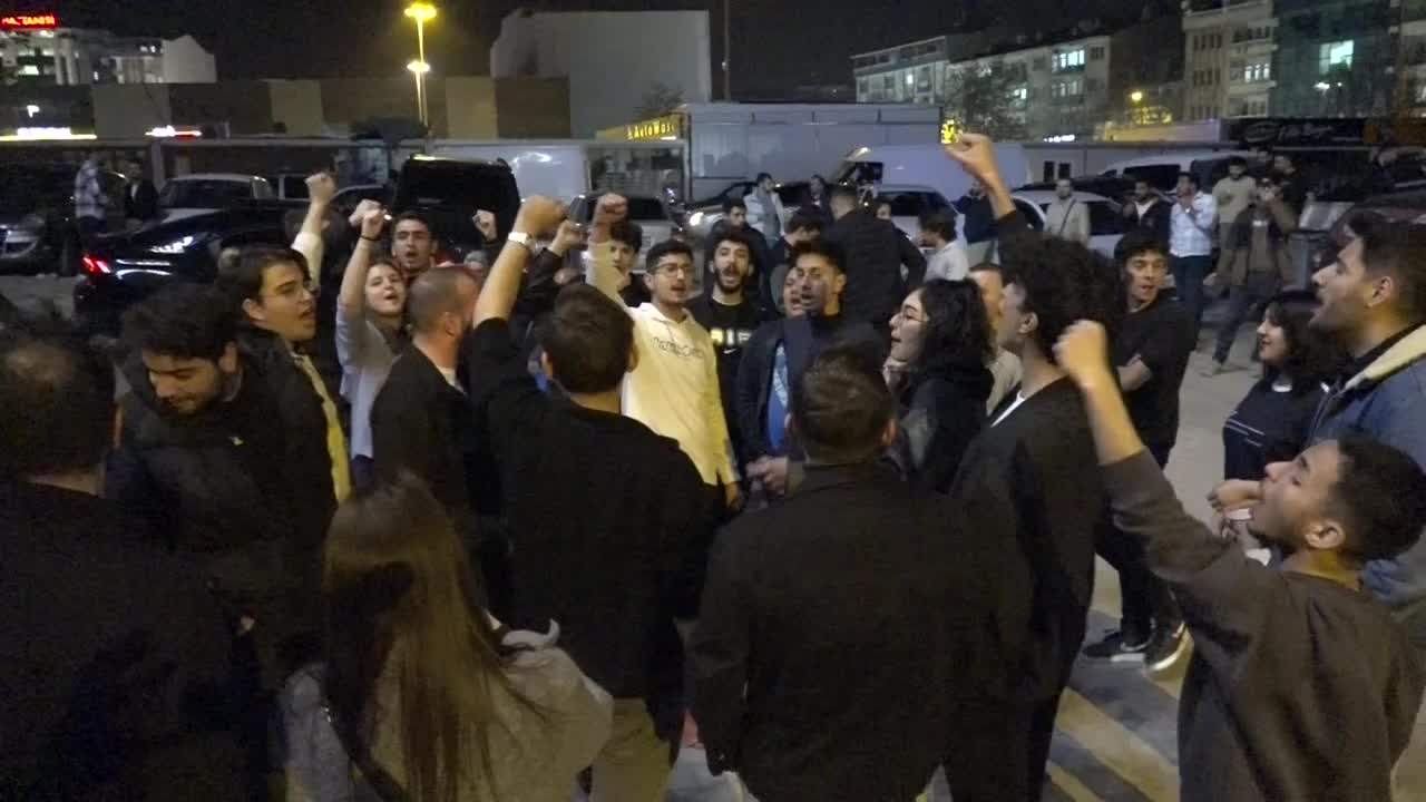 Malatya’da İmamoğlu protestoları sürüyor: “O içeride, biz dışarıdayız!”