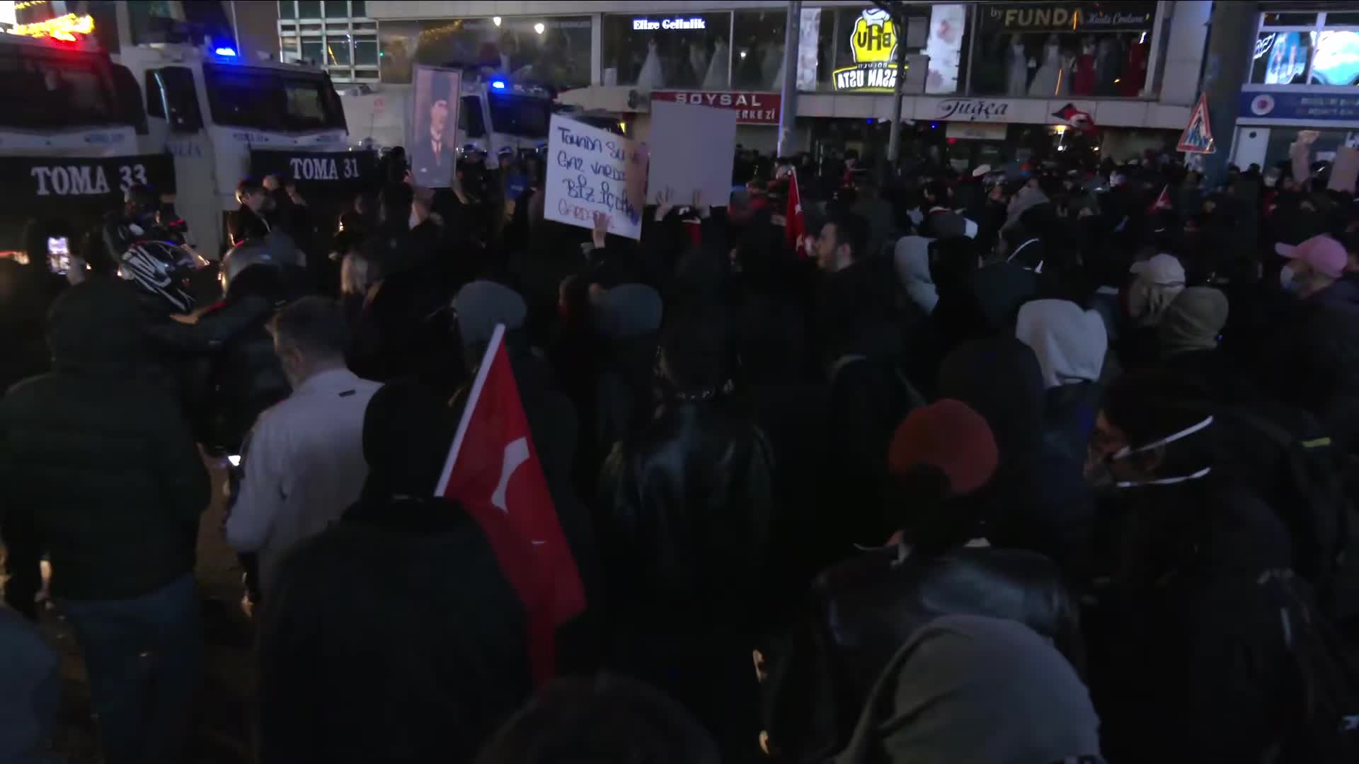 Ankara'da Ekrem İmamoğlu’nun tutuklanması protesto edildi… Polis protestoculara müdahale etti, çok sayıda kişi gözaltına alındı