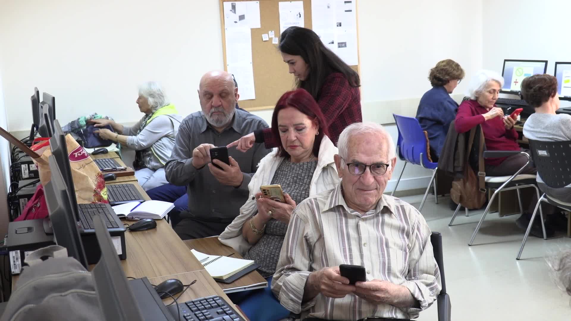 Konak’tan ileri yaştakilere akıllı telefon kullanma kursu