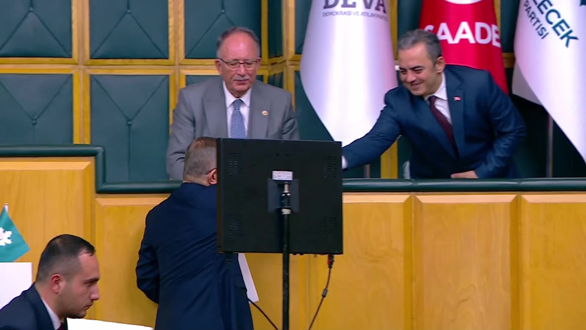 Yeni Yol grup toplantısı... Ahmet Davutoğlu'dan Erdoğan'a: "Bugün Kadir Gecesi ne olur aynaya bakın. Kapkara yolsuzluklara bulaşmış yakın çevrenizden arındırın bu ülkeyi"