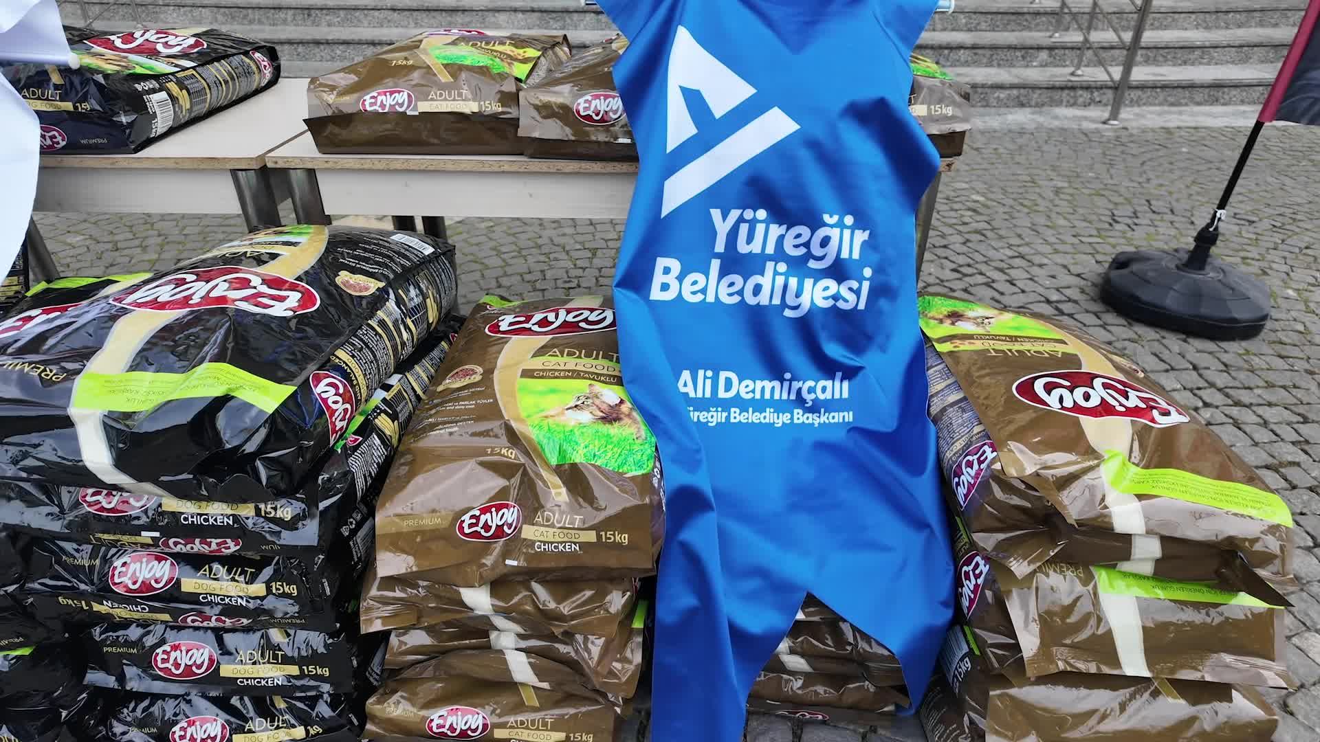 Yüreğir Belediyesi, derneklere mama desteği verdi