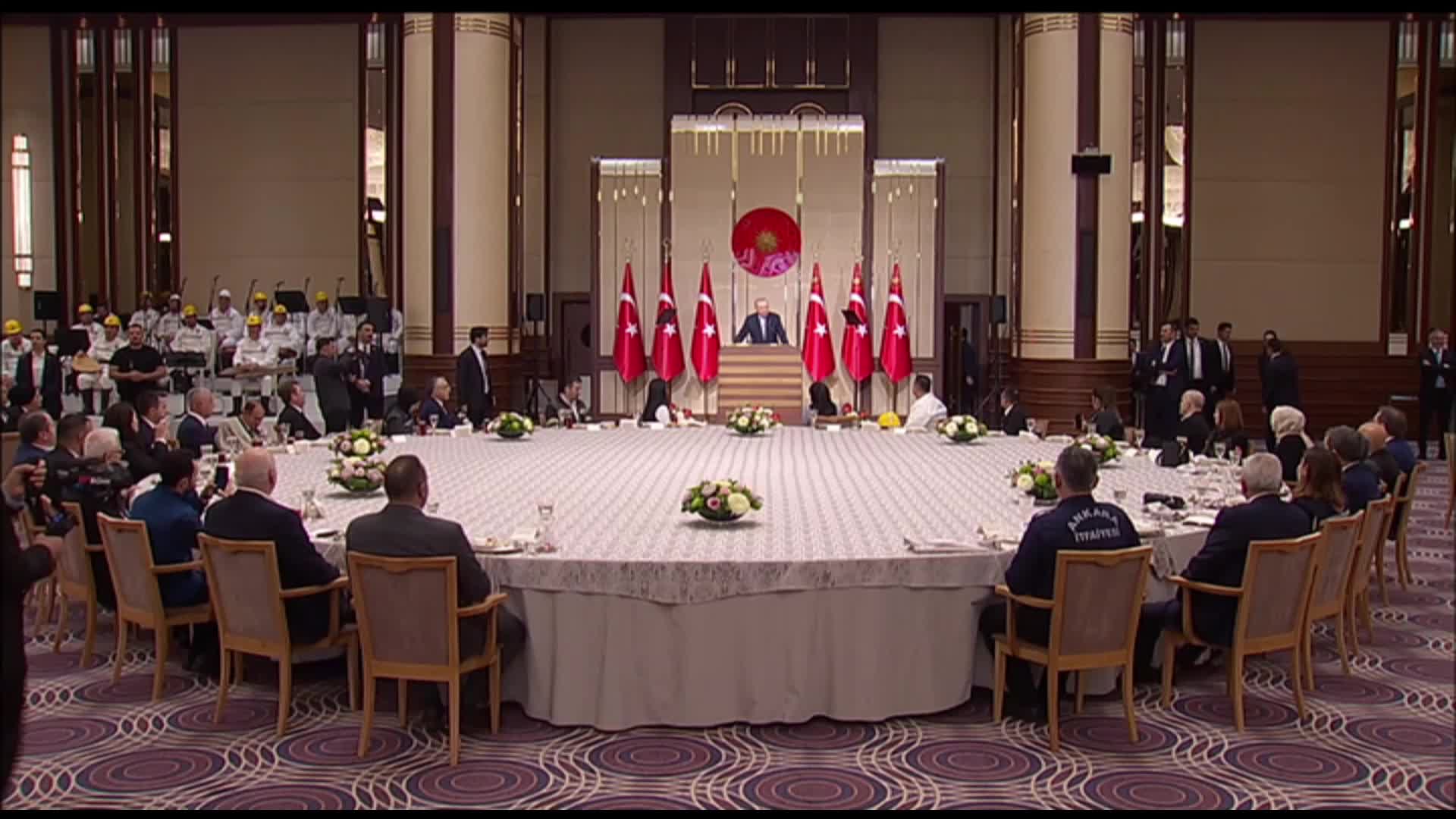 Cumhurbaşkanı Erdoğan: “Medya kuruluşlarını, şirketleri, isim verip açıkça tehdit edenler, ülkesini yurt dışına şikayet edenler kaybedecekler”