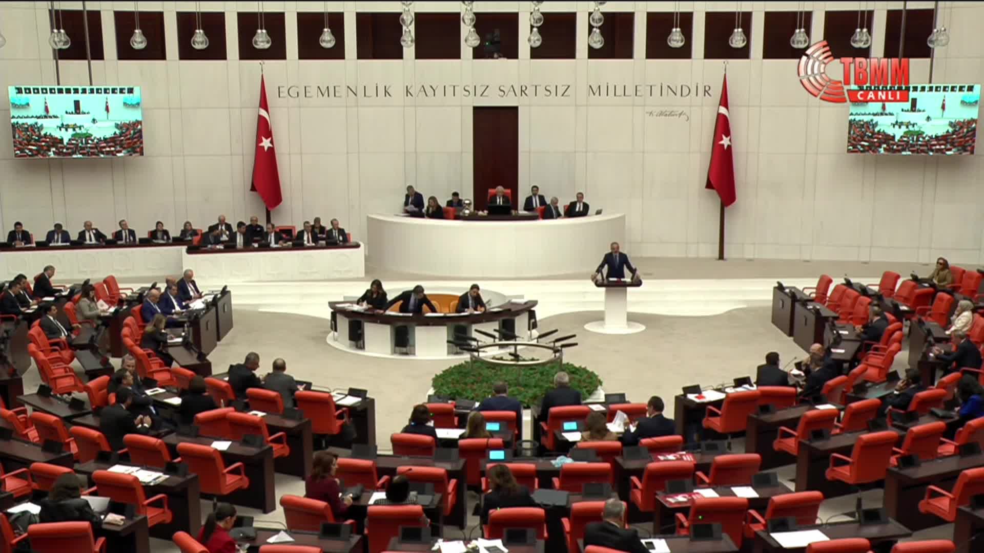 DEM Partili Sakık, TBMM'de kürsüden IBKY bayrağı gösterdi: "Asıl paçavra sizin zihniyetinizdir, ırkçılığınızdır, Kürt düşmanlığınızdır"