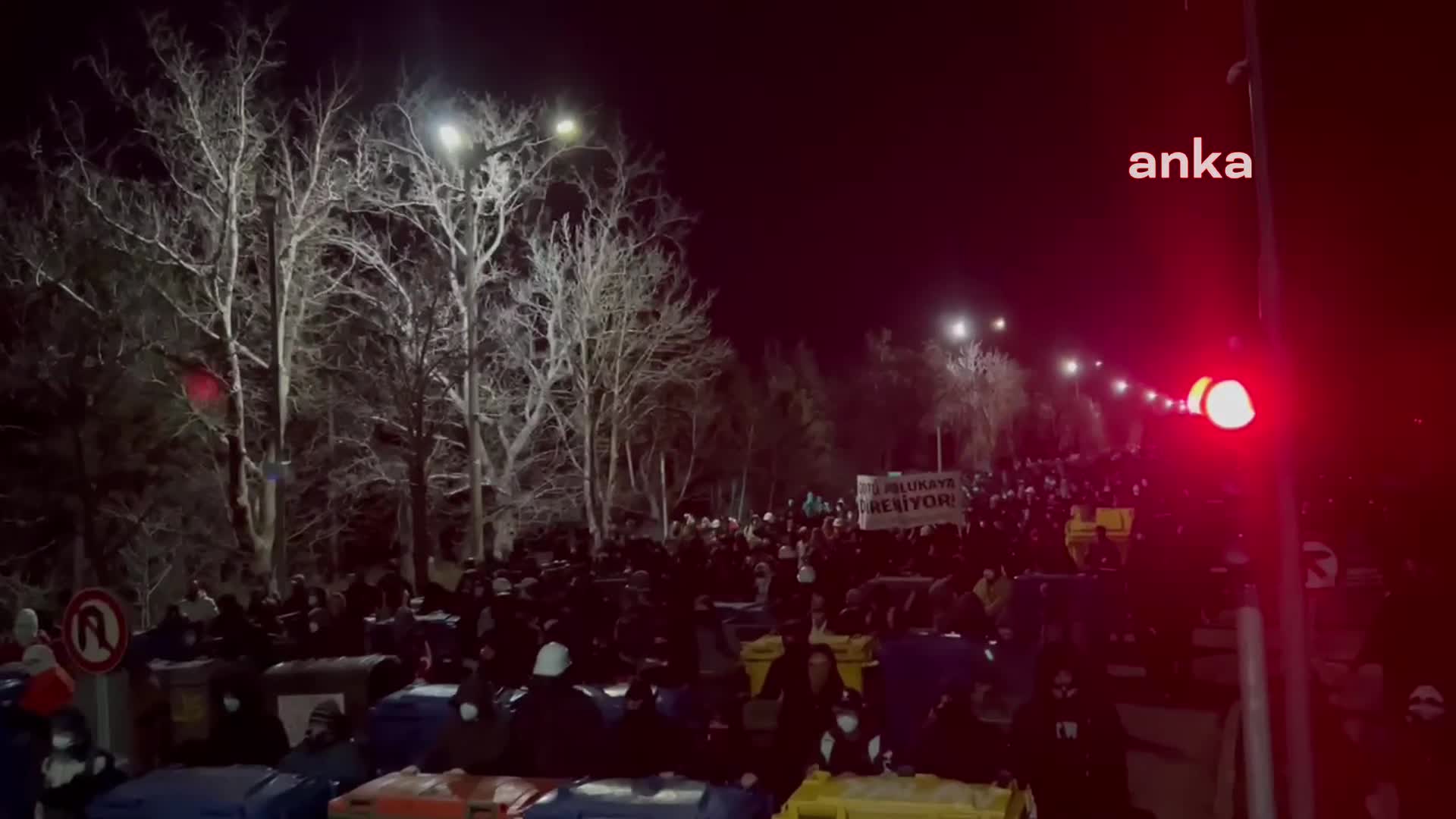 "Müzakereye" uymayan polisleri protesto etmek için bir araya gelen ODTÜ öğrencilerine polis müdahale etti