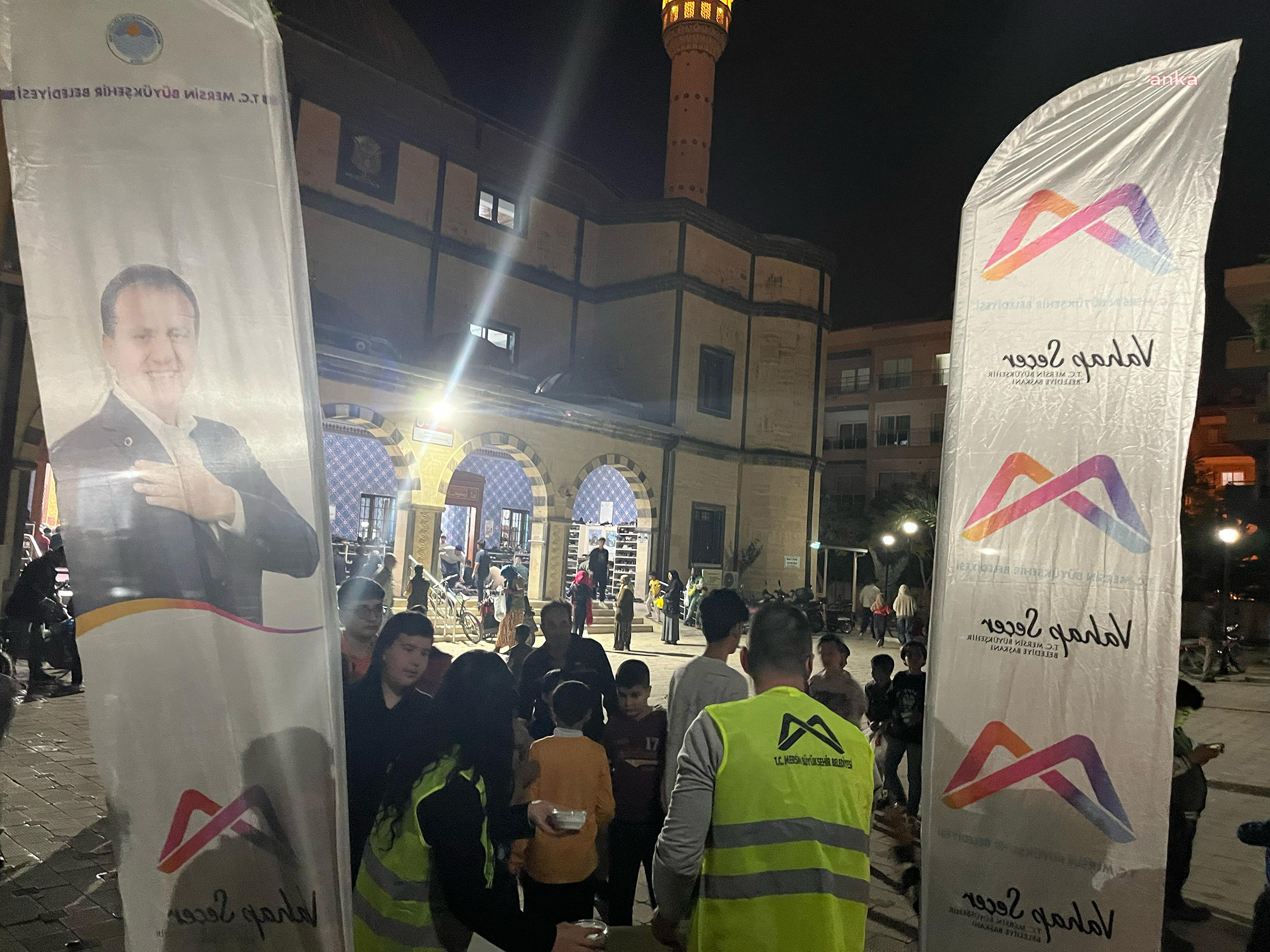 Mersin Büyükşehir Belediyesi, Kadir Gecesi’nde vatandaşlara lokma tatlısı ikram etti