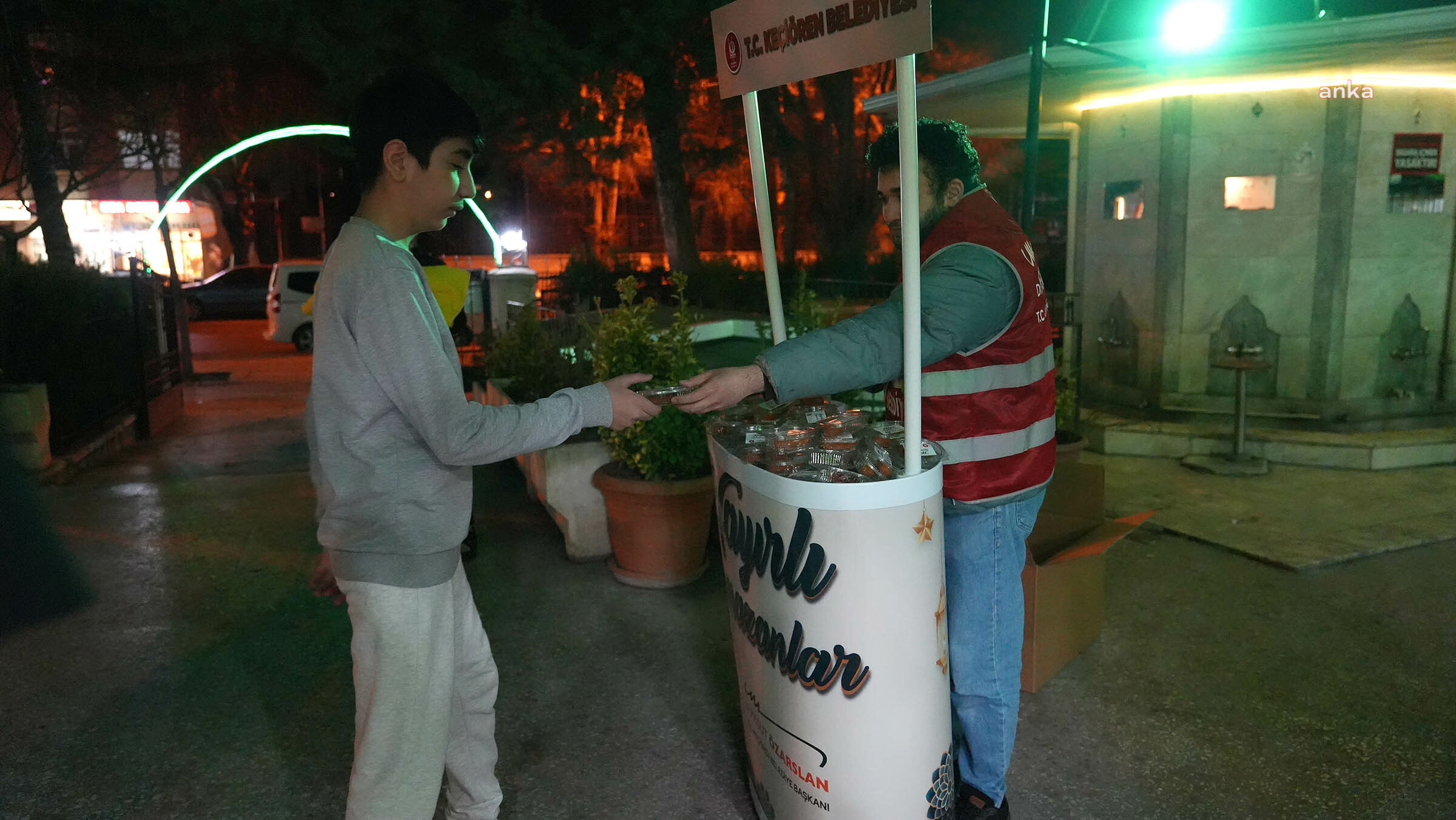 Keçiören Belediyesi’nden vatandaşlara kumanya ve tatlı ikramı