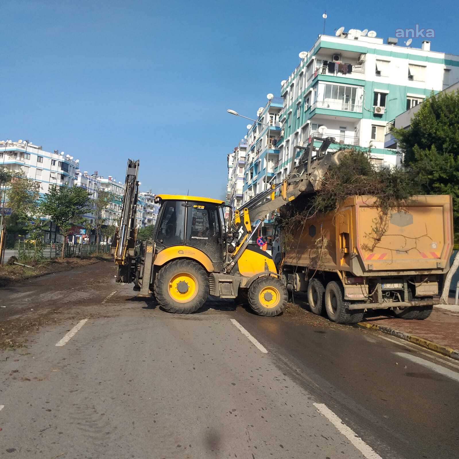 ANTALYA BELEDİYESİ SOKAĞA ÇIKMA YASAKLARINDA YOL ÇALIŞMASI YAPIYOR