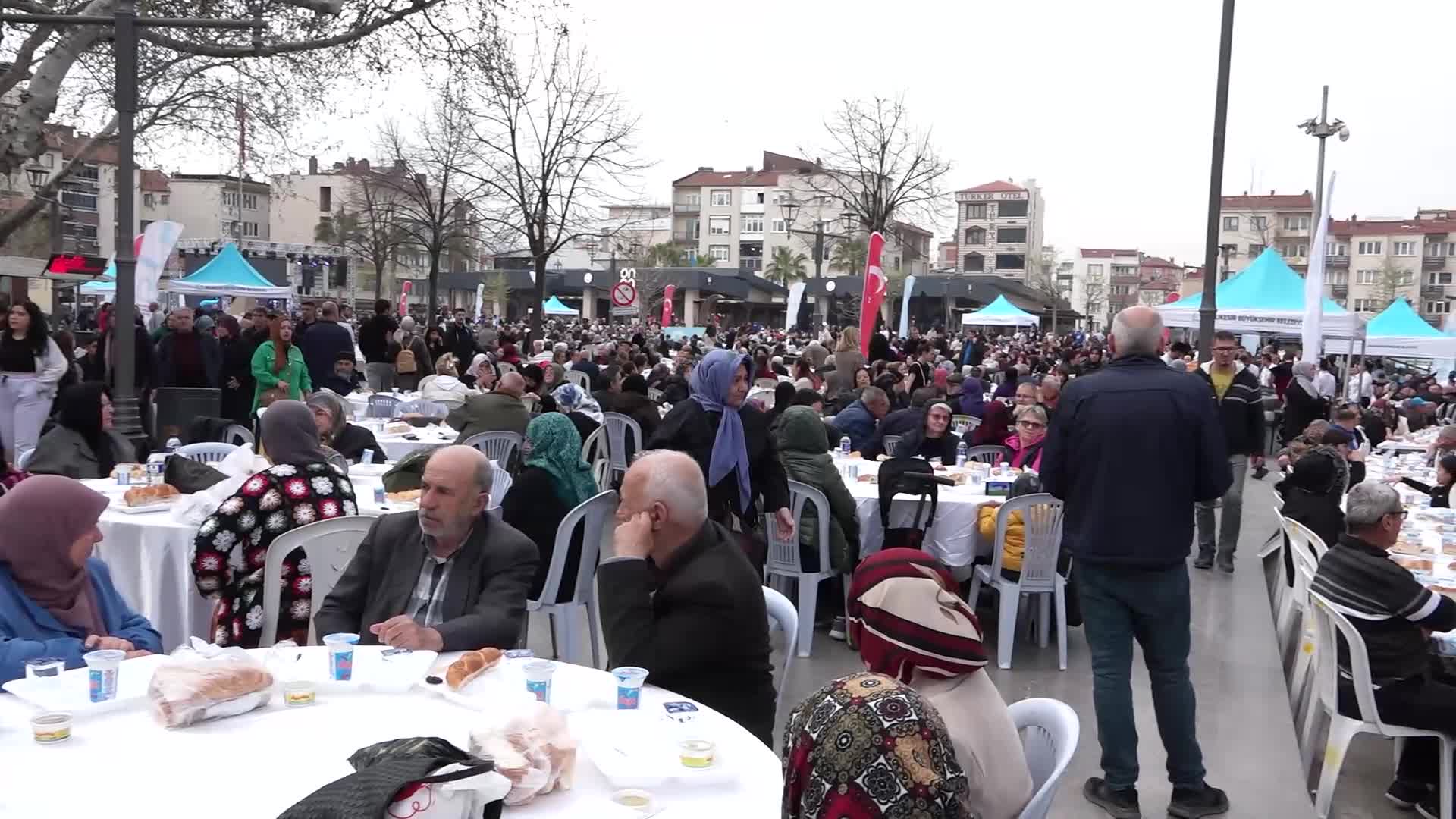Balıkesir Büyükşehir Belediyesi 20 bin kişiyi iftar sofrasında bir araya getirdi
