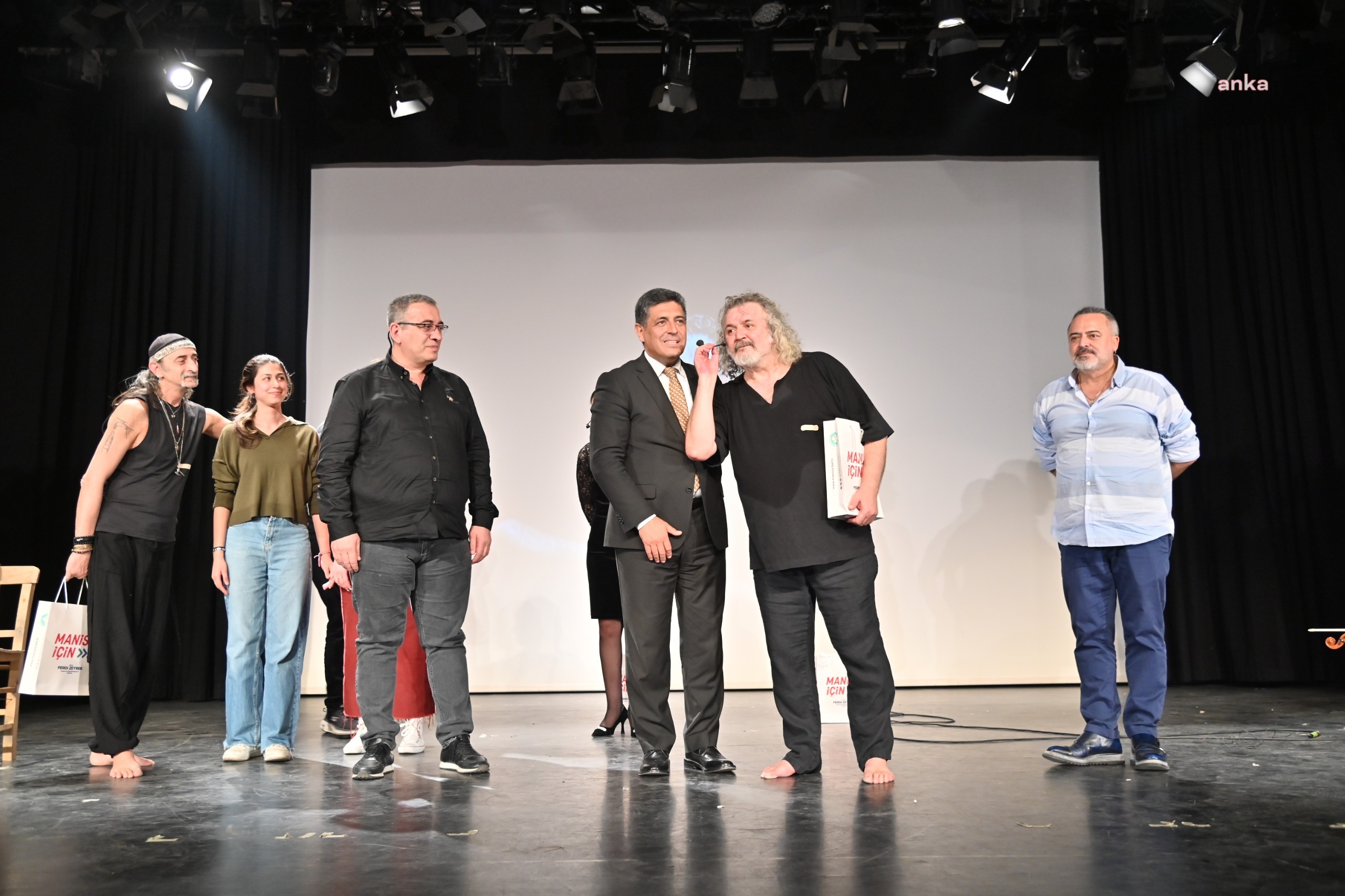 Manisa'da sahnelenen 'İtirazım Var' oyunu büyük ilgi gördü